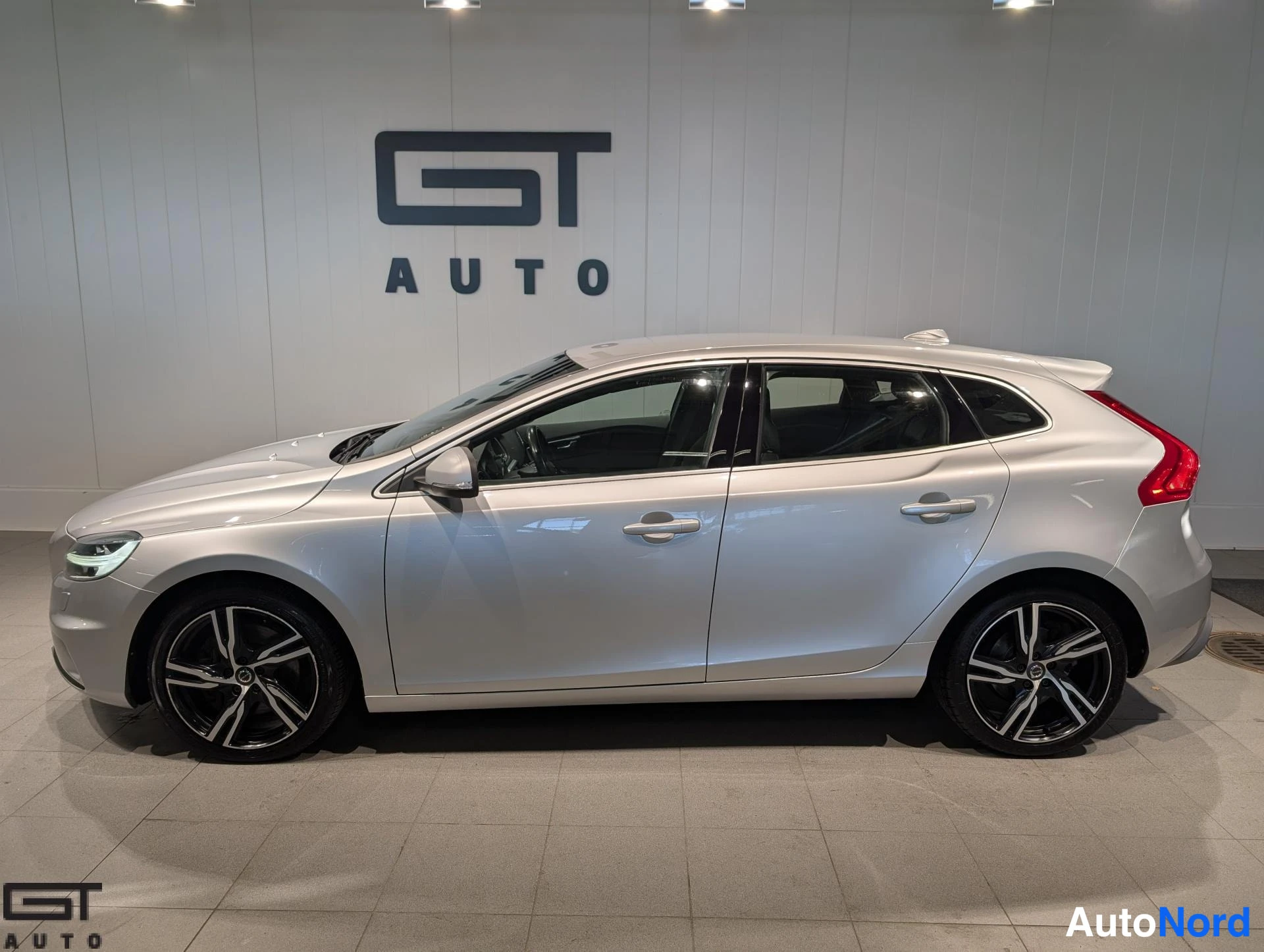 Hopea Volvo V40 2018, sivulta, kuva 6