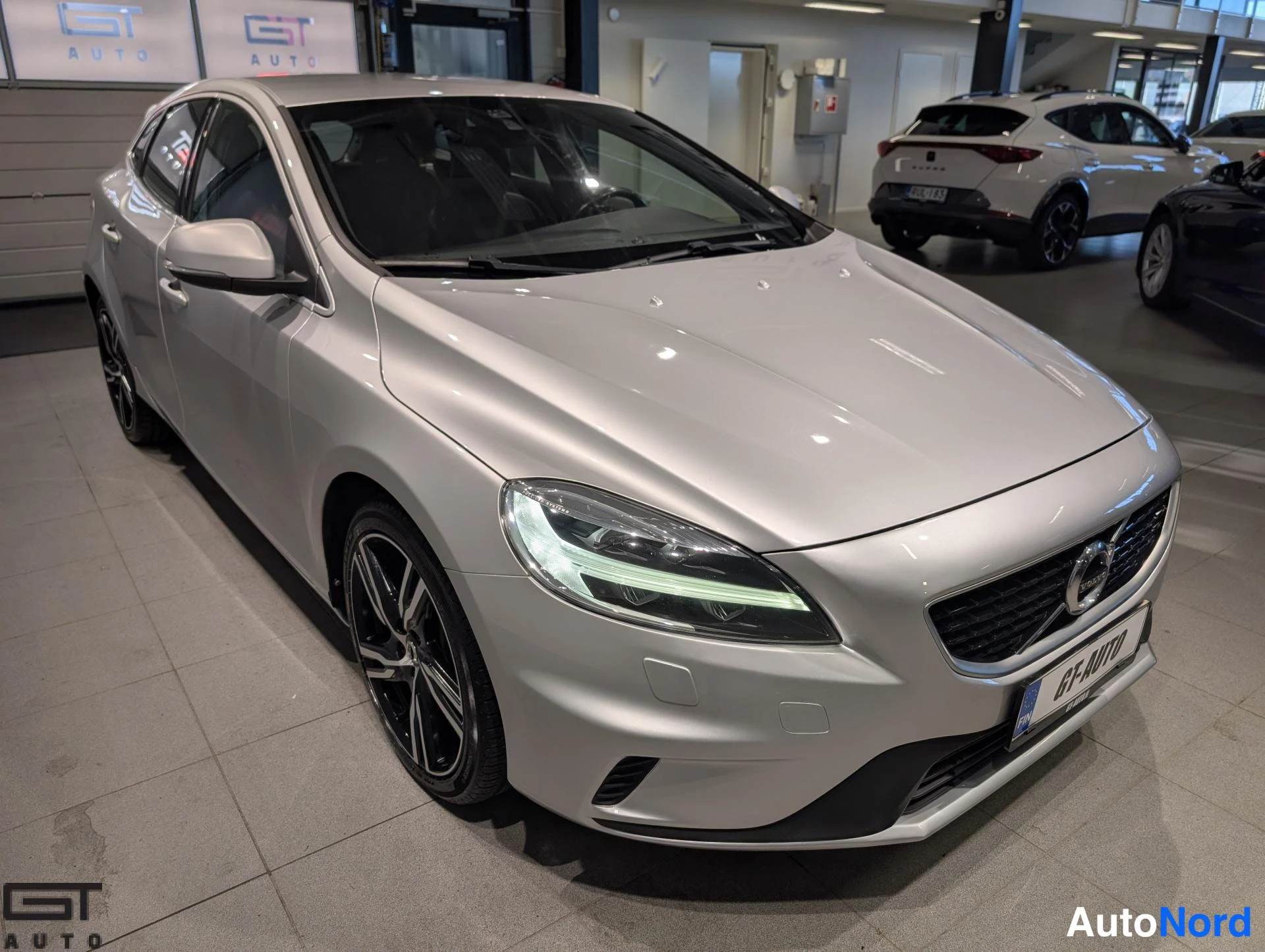Hopea Volvo V40 2018, etuviisto, keula oikealle, kuva 3