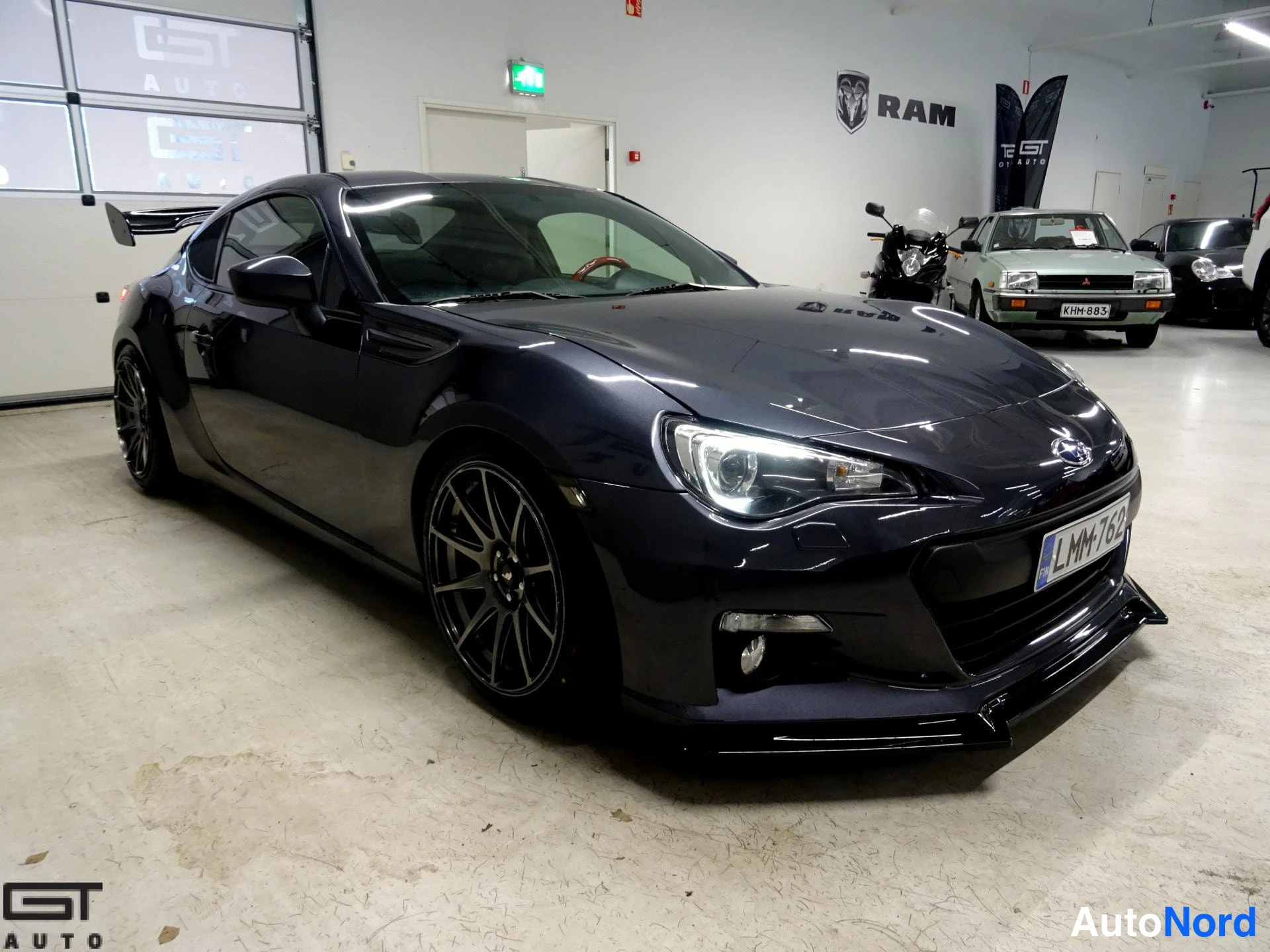 Sininen Subaru BRZ 2015, etuviisto, keula oikealle, kuva 4