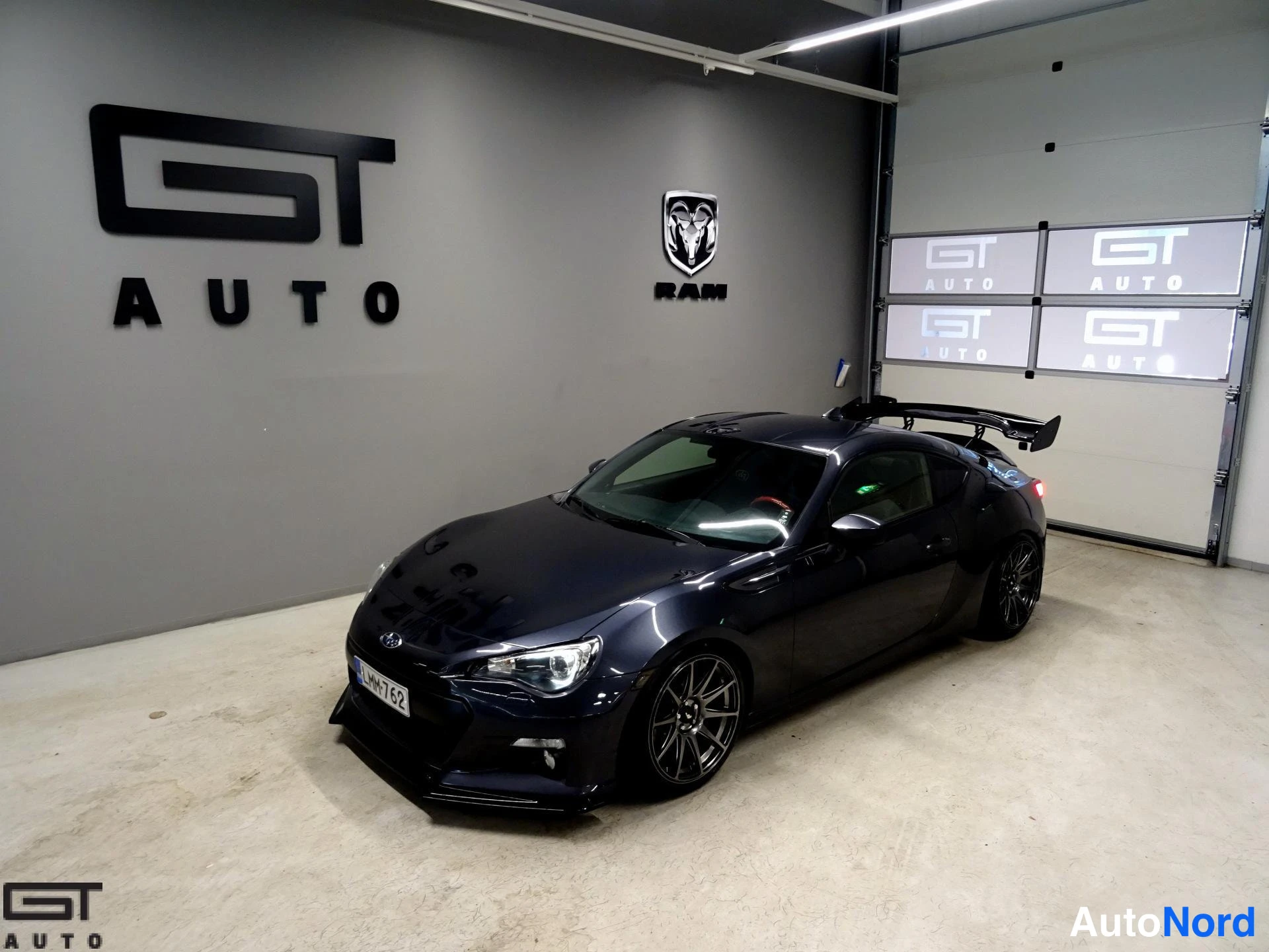 Sininen Subaru BRZ 2015, etuviisto, keula vasemmalle, kuva 2