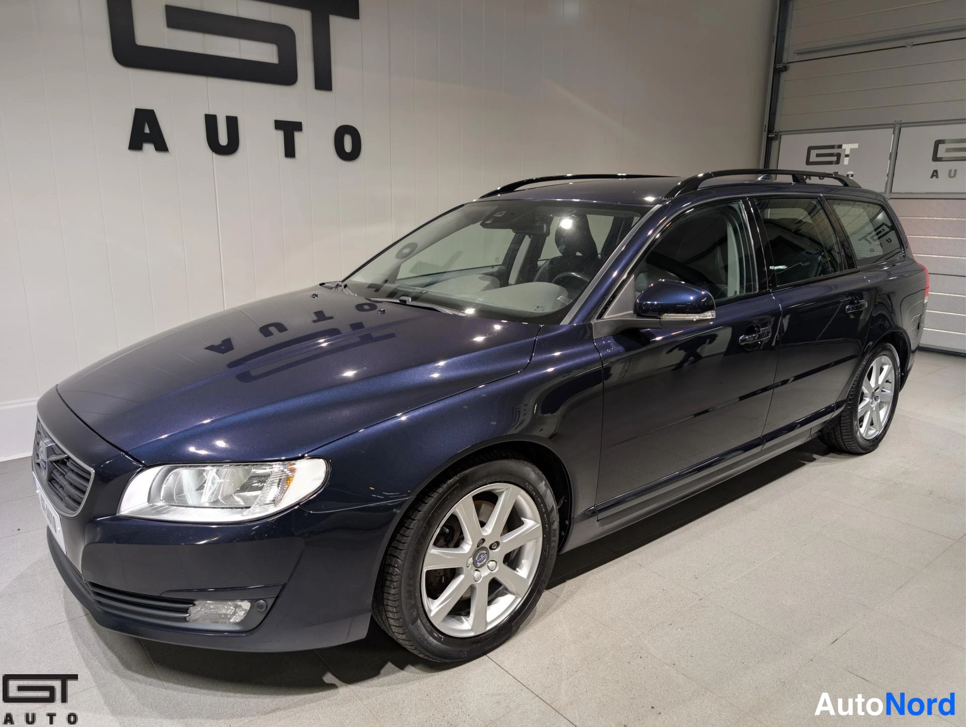 Sininen Volvo V70 2016, etuviisto, keula vasemmalle, kuva 2