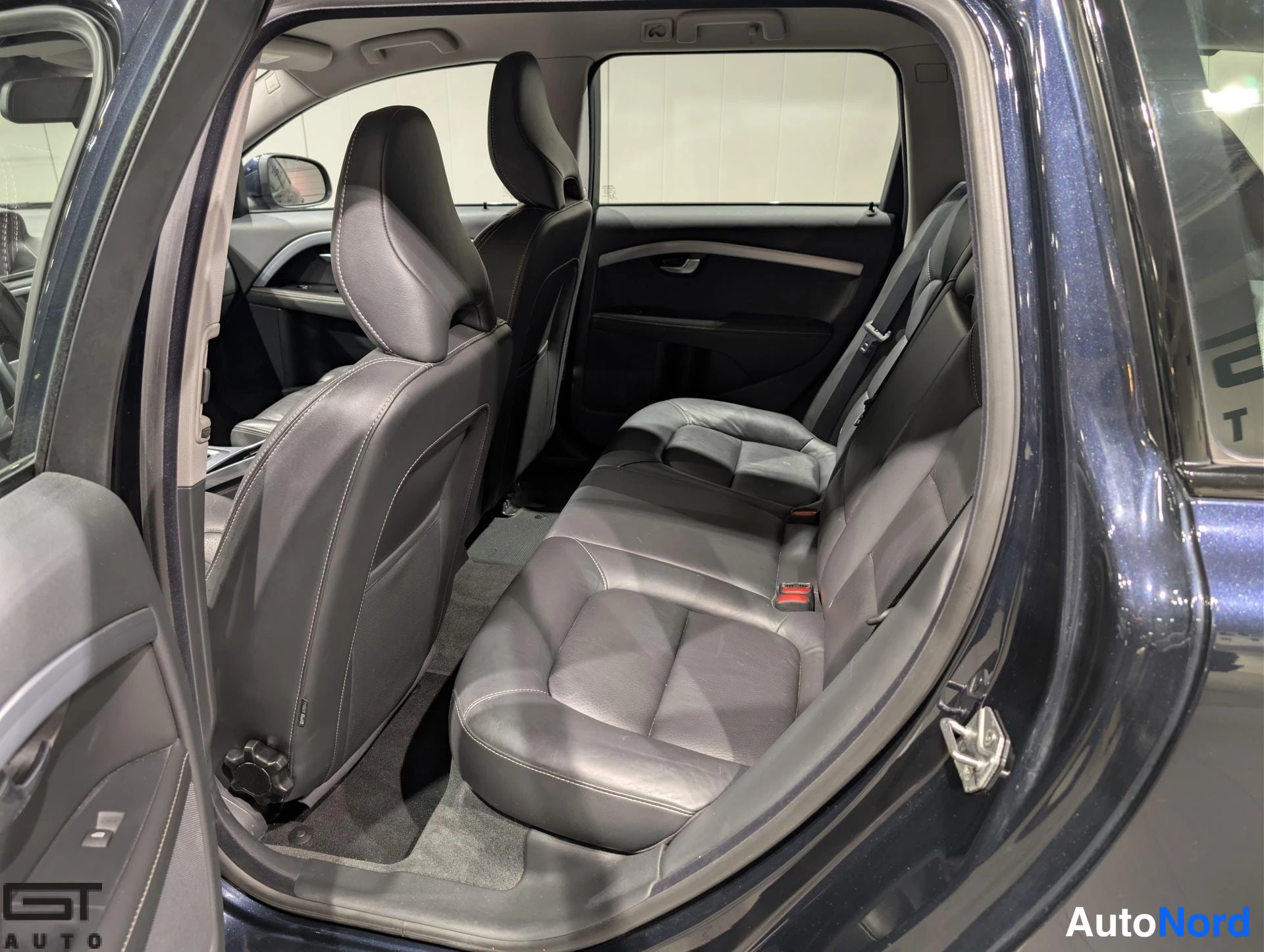 Sininen Volvo V70 2016, takaistuimet, kuva 15