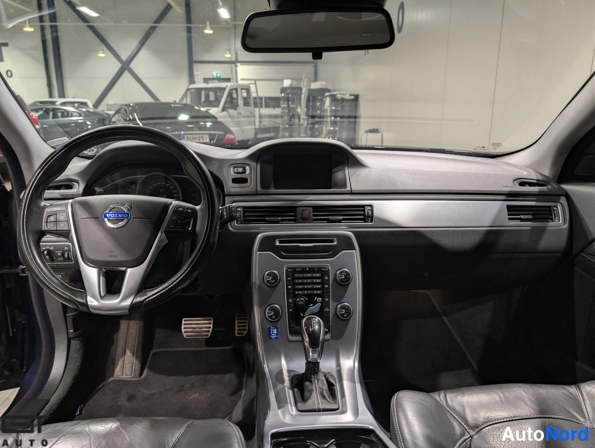 Sininen Volvo V70 2016, ohjaamo, kuva 11
