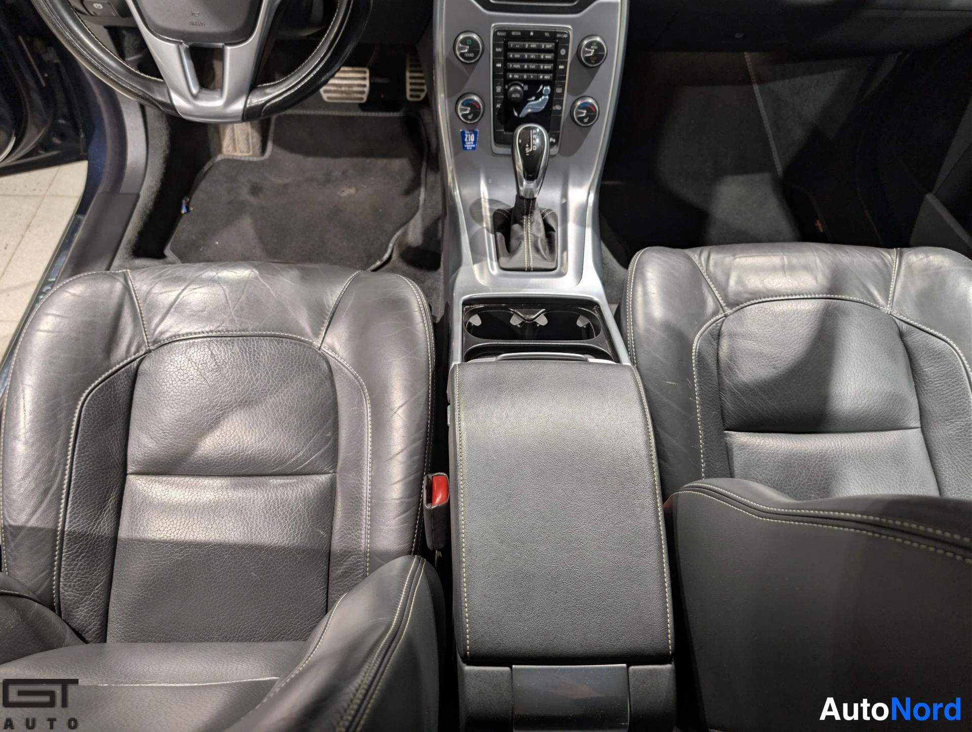 Sininen Volvo V70 2016, etuistuimet, kuva 13