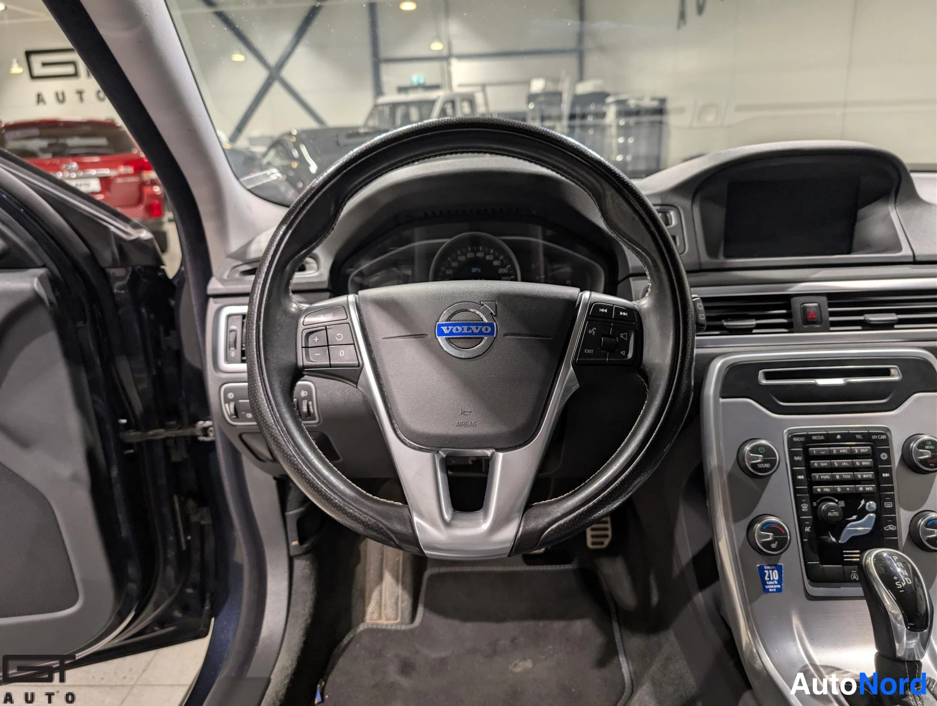 Sininen Volvo V70 2016, ohjaamo, kuva 12