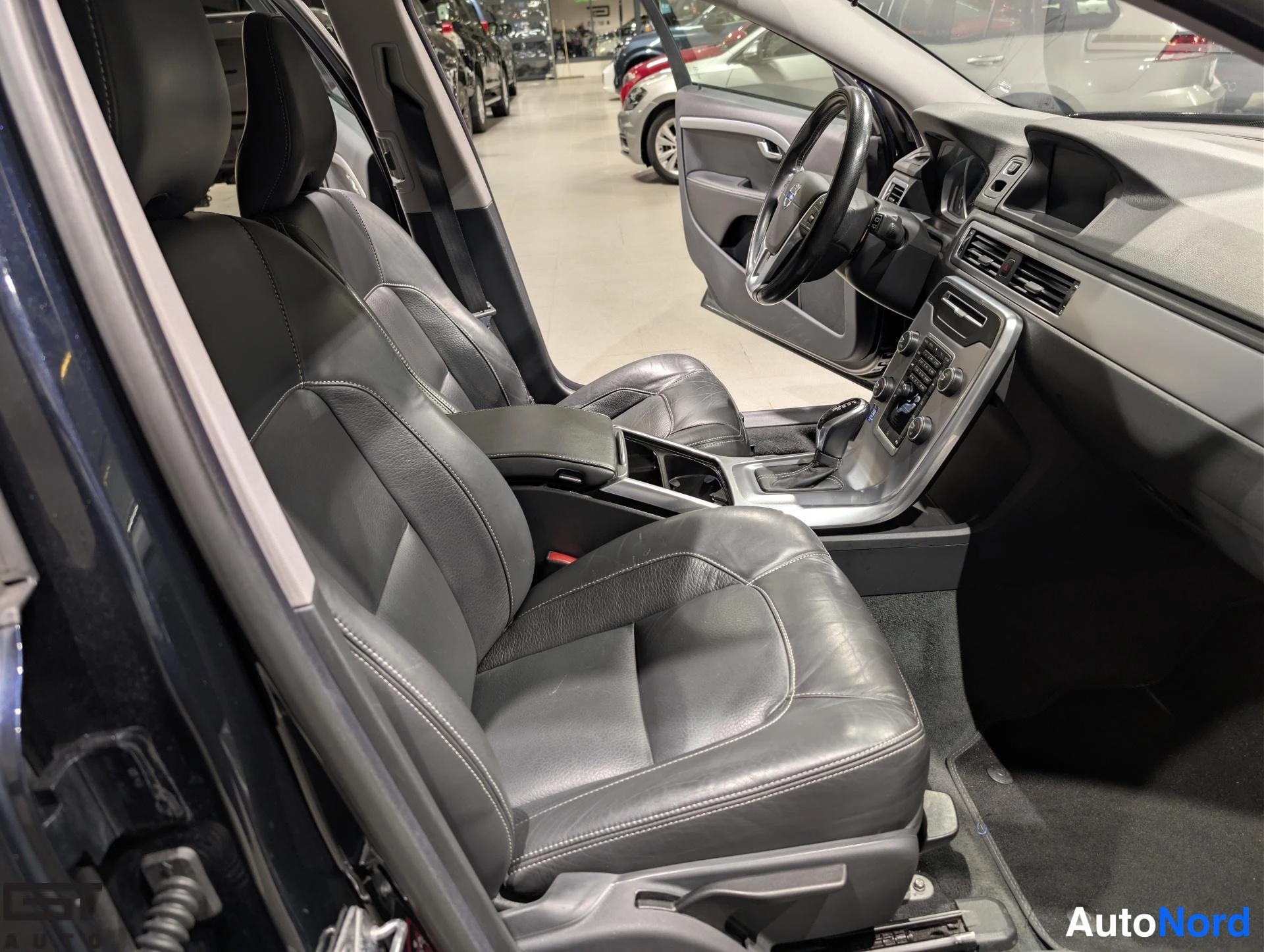 Sininen Volvo V70 2016, etuistuimet, kuva 14