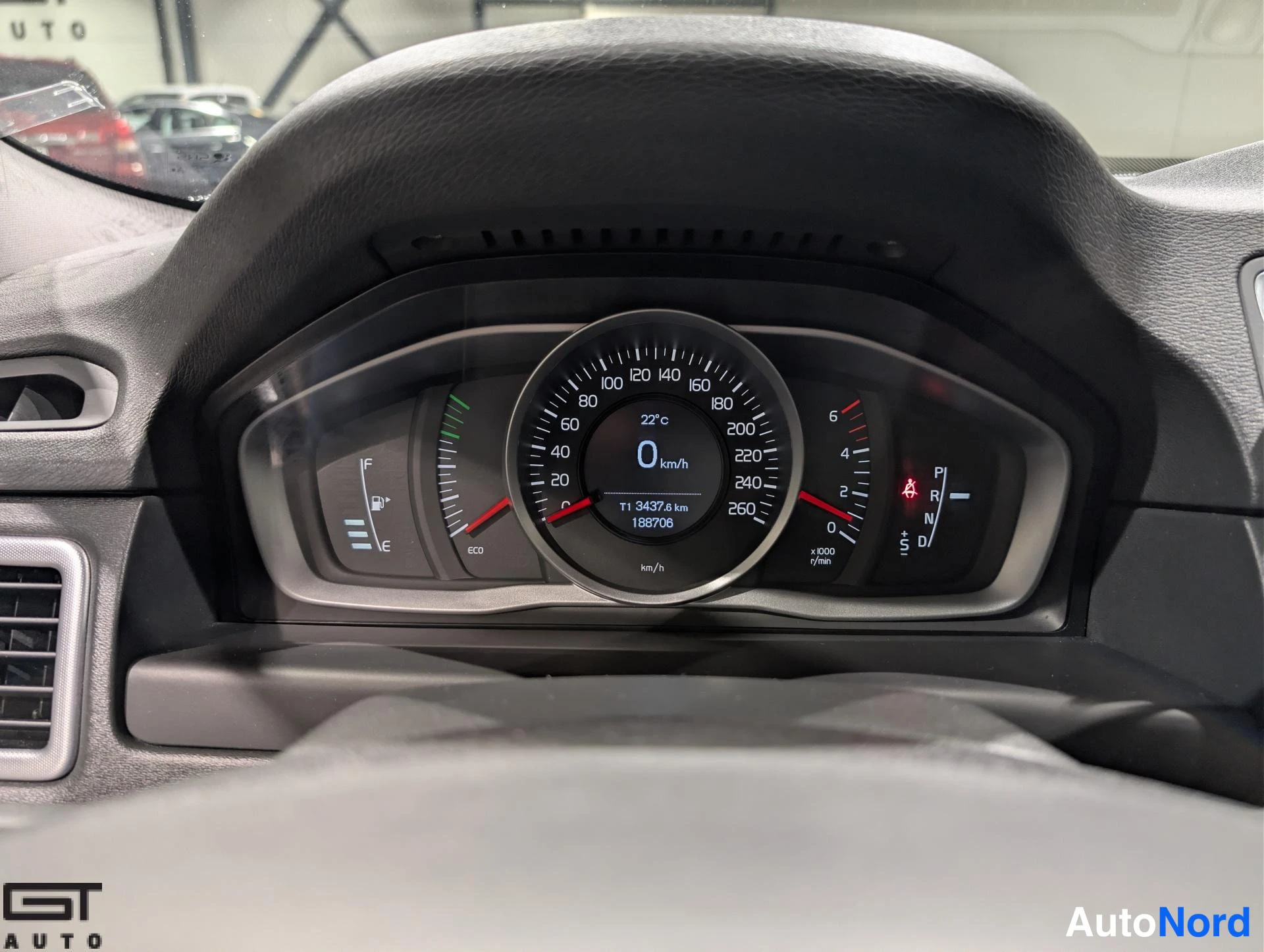 Sininen Volvo V70 2016, yksityiskohta, kuva 17