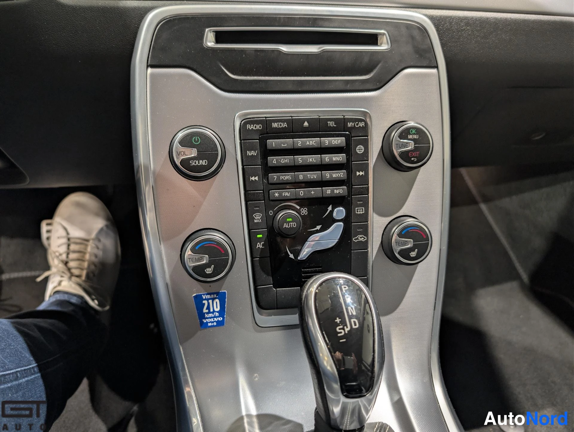 Sininen Volvo V70 2016, yksityiskohta, kuva 18