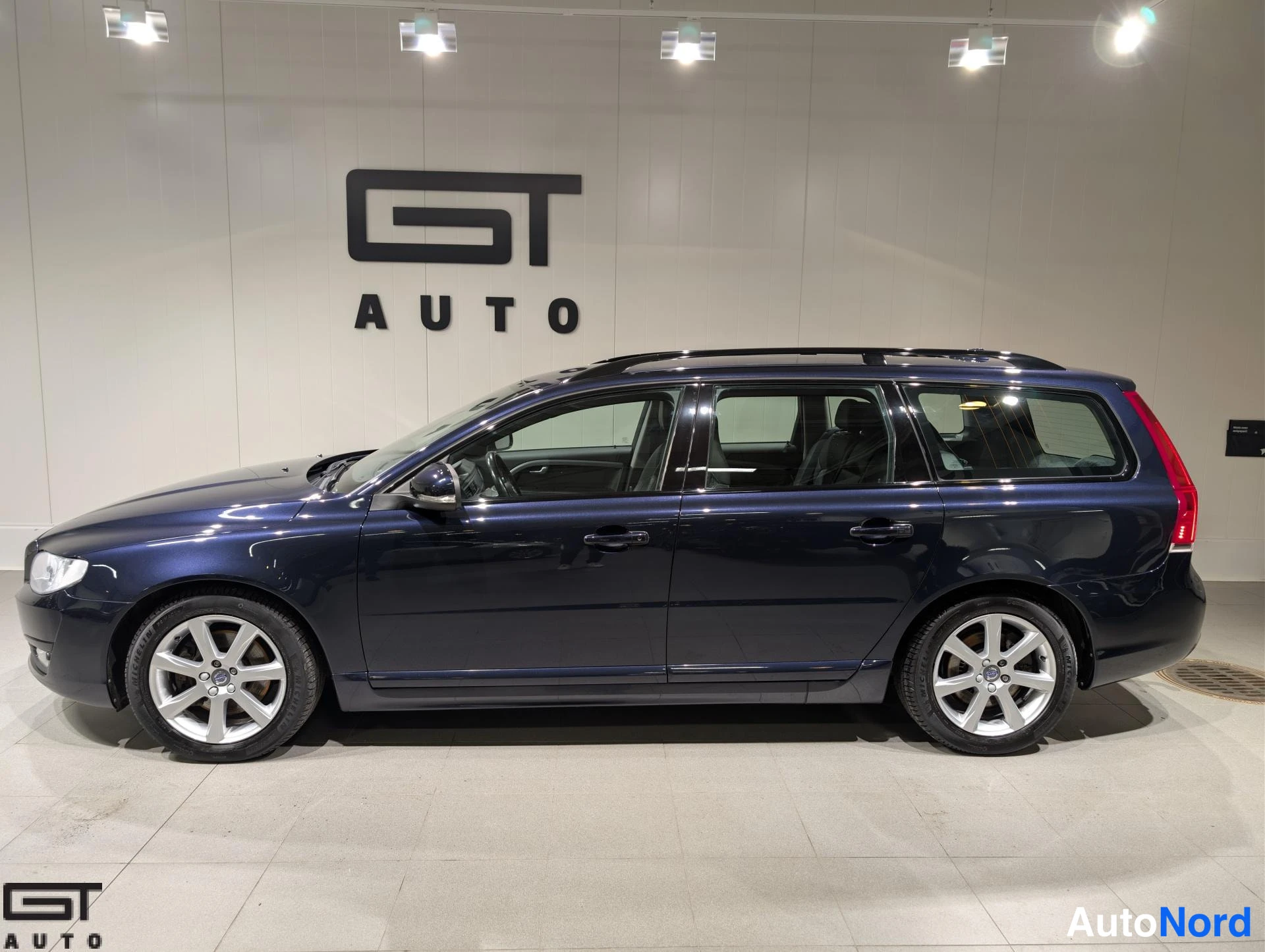 Sininen Volvo V70 2016, sivulta, kuva 6