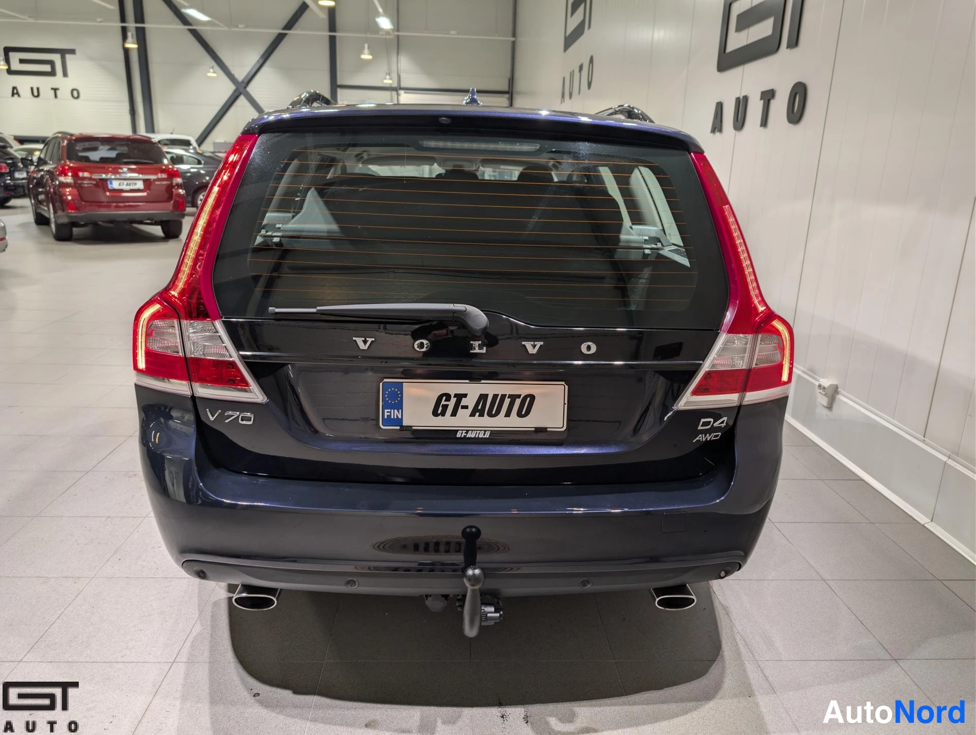 Sininen Volvo V70 2016, takaa, kuva 9