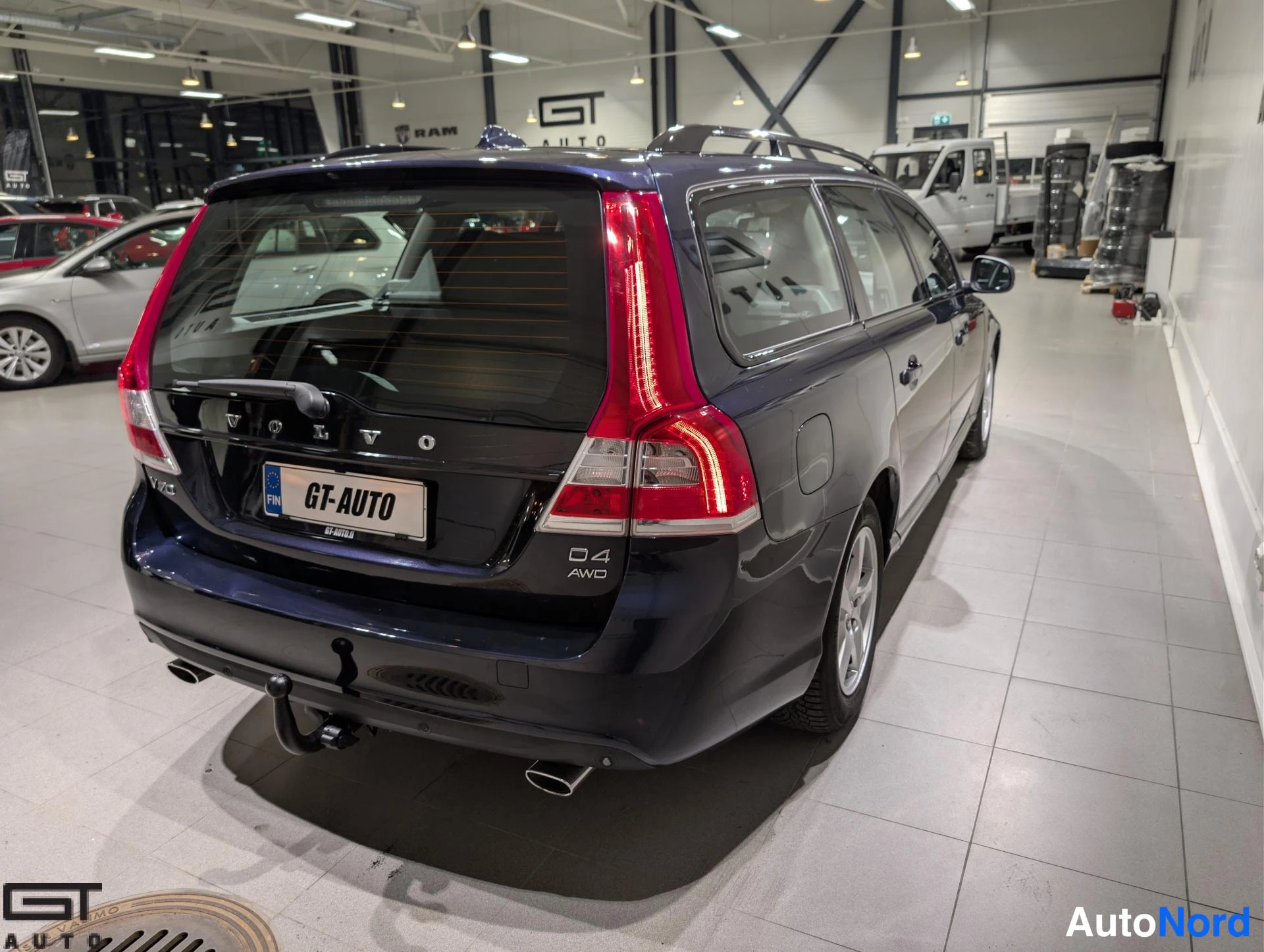 Sininen Volvo V70 2016, takaviisto, kuva 8
