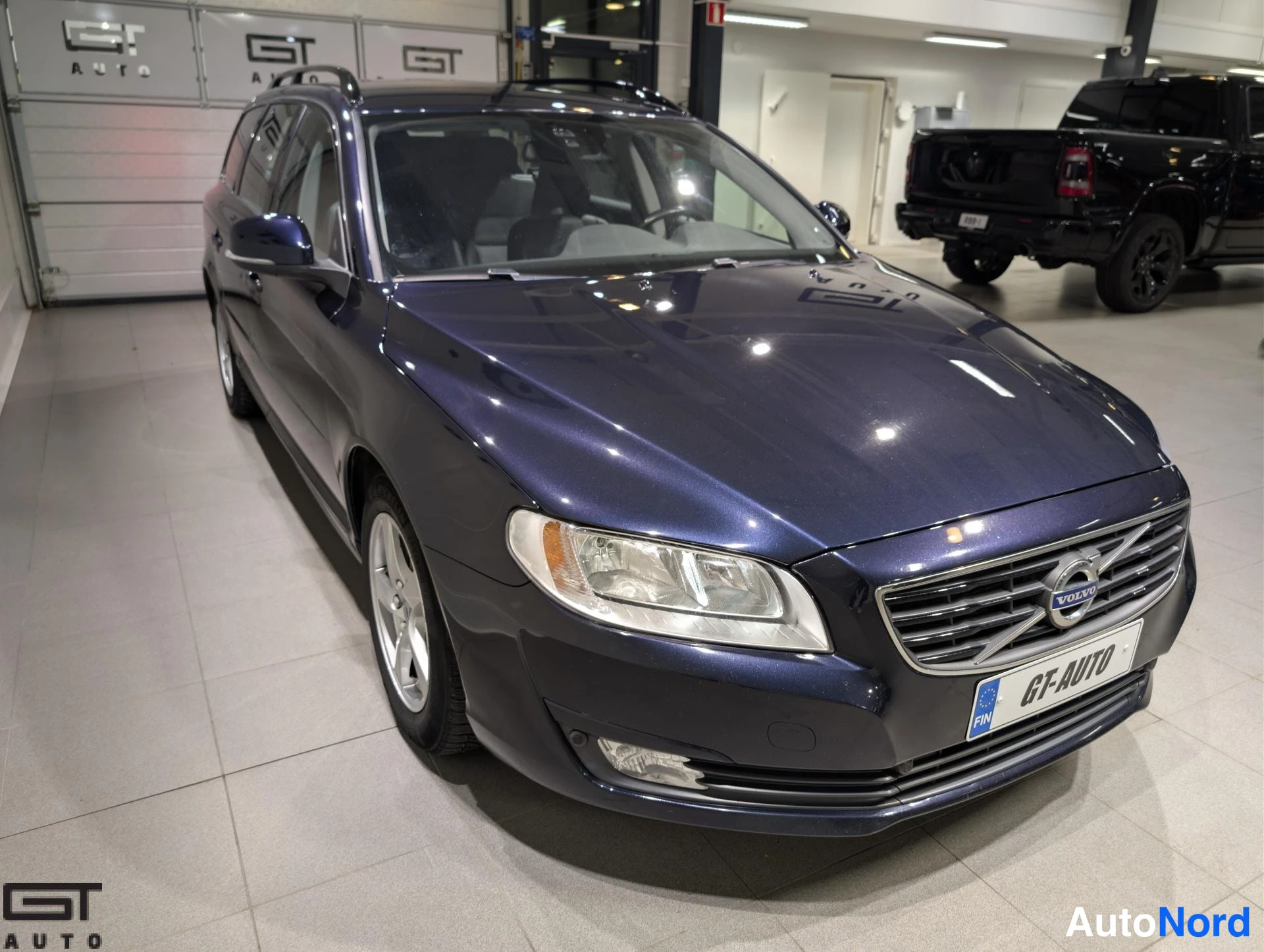 Sininen Volvo V70 2016, etuviisto, keula oikealle, kuva 3