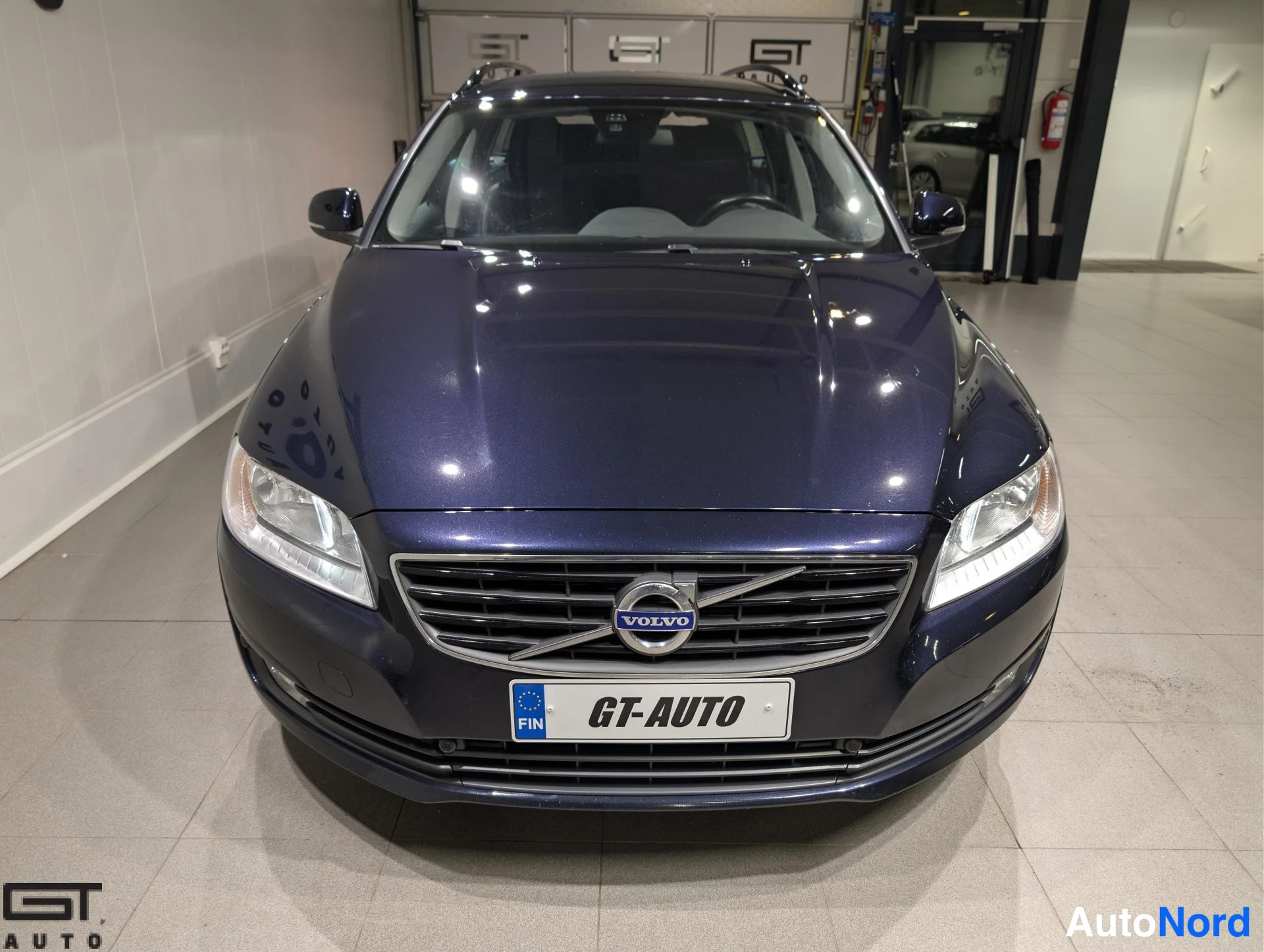 Sininen Volvo V70 2016, edestä, kuva 4