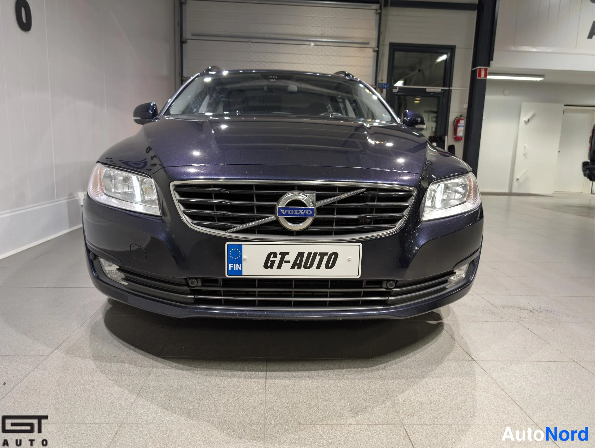 Sininen Volvo V70 2016, edestä, kuva 5