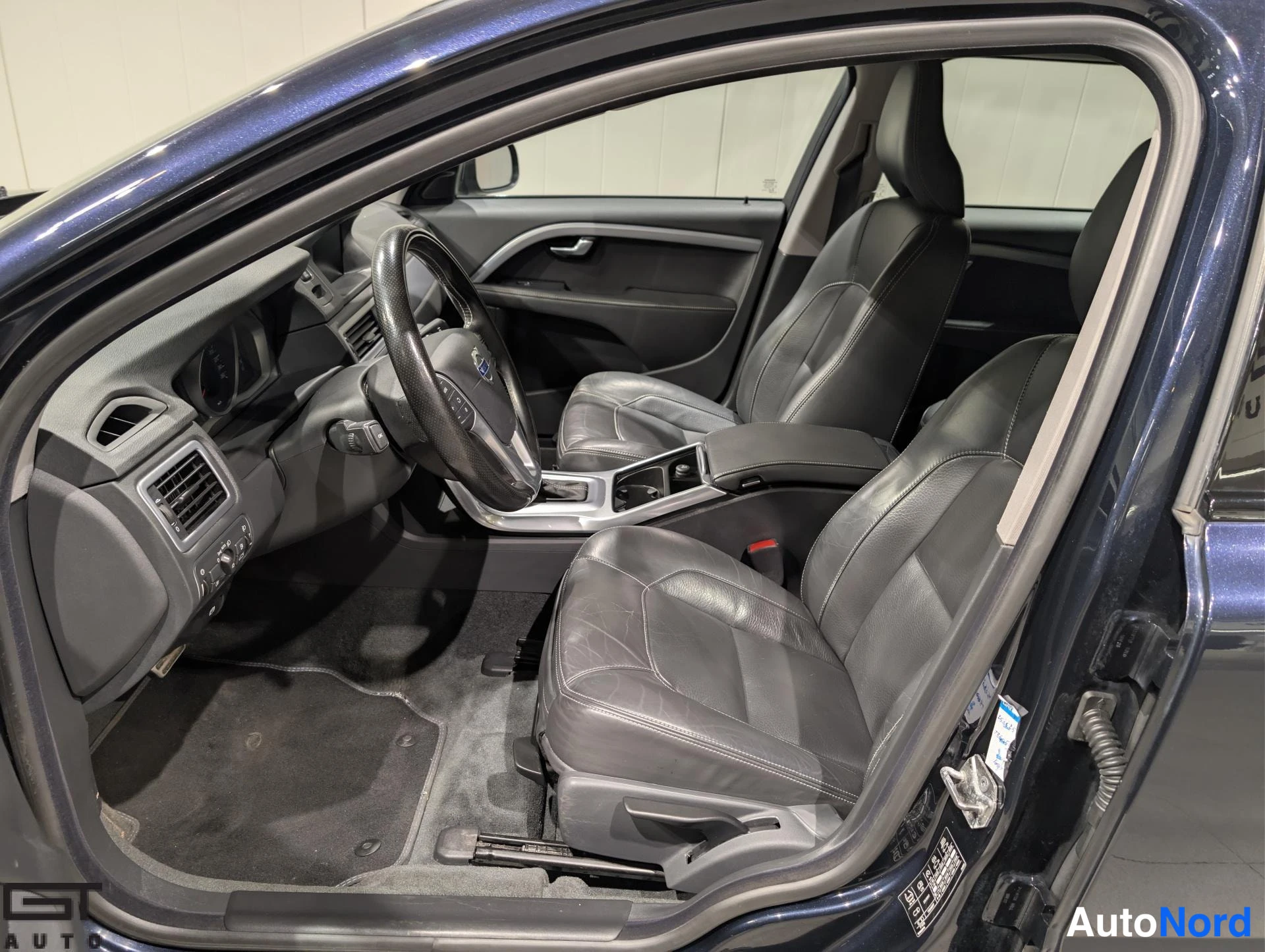 Sininen Volvo V70 2016, ohjaamo, kuva 10