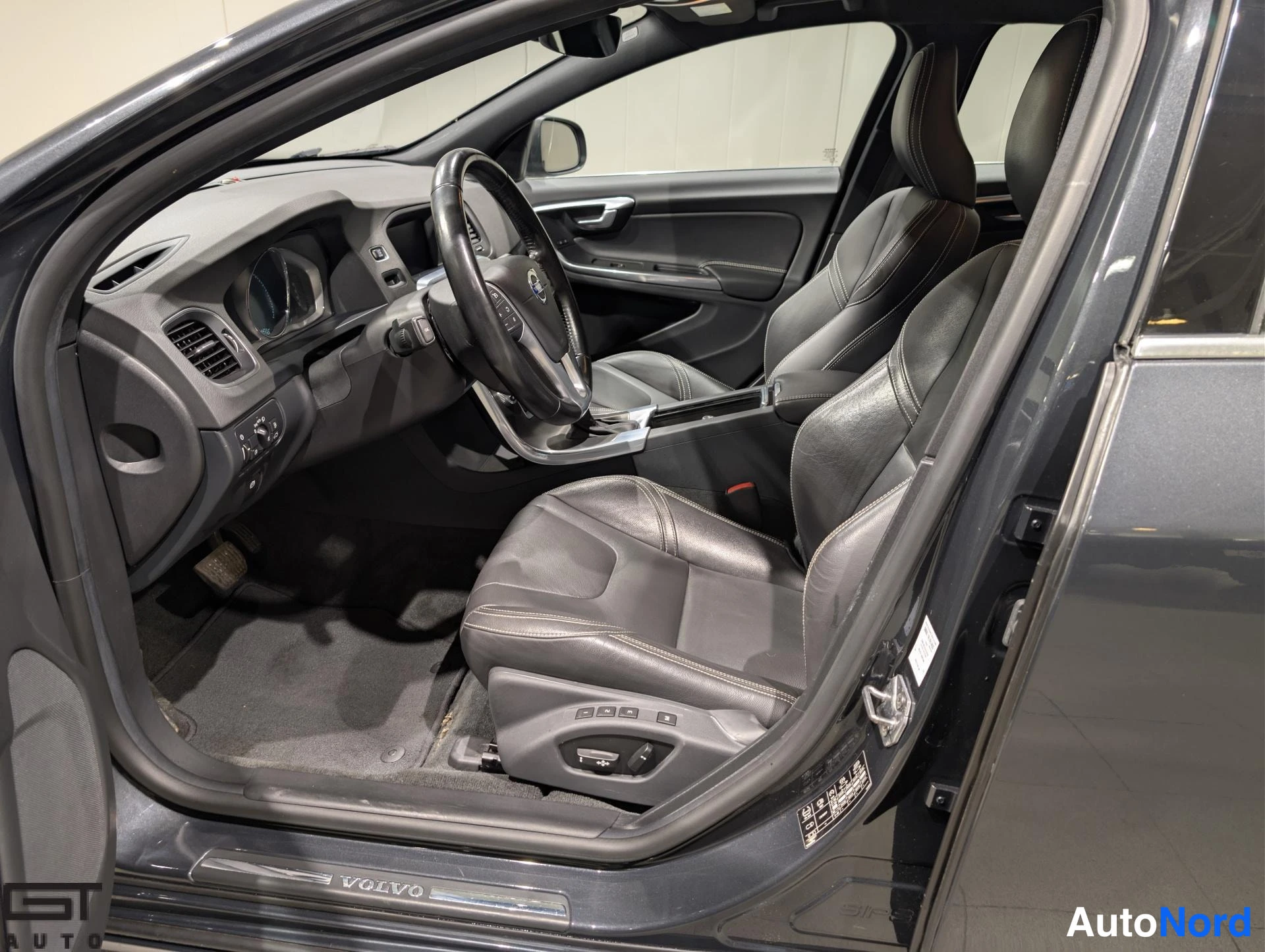 Harmaa Volvo S60 2015, ohjaamo, kuva 10