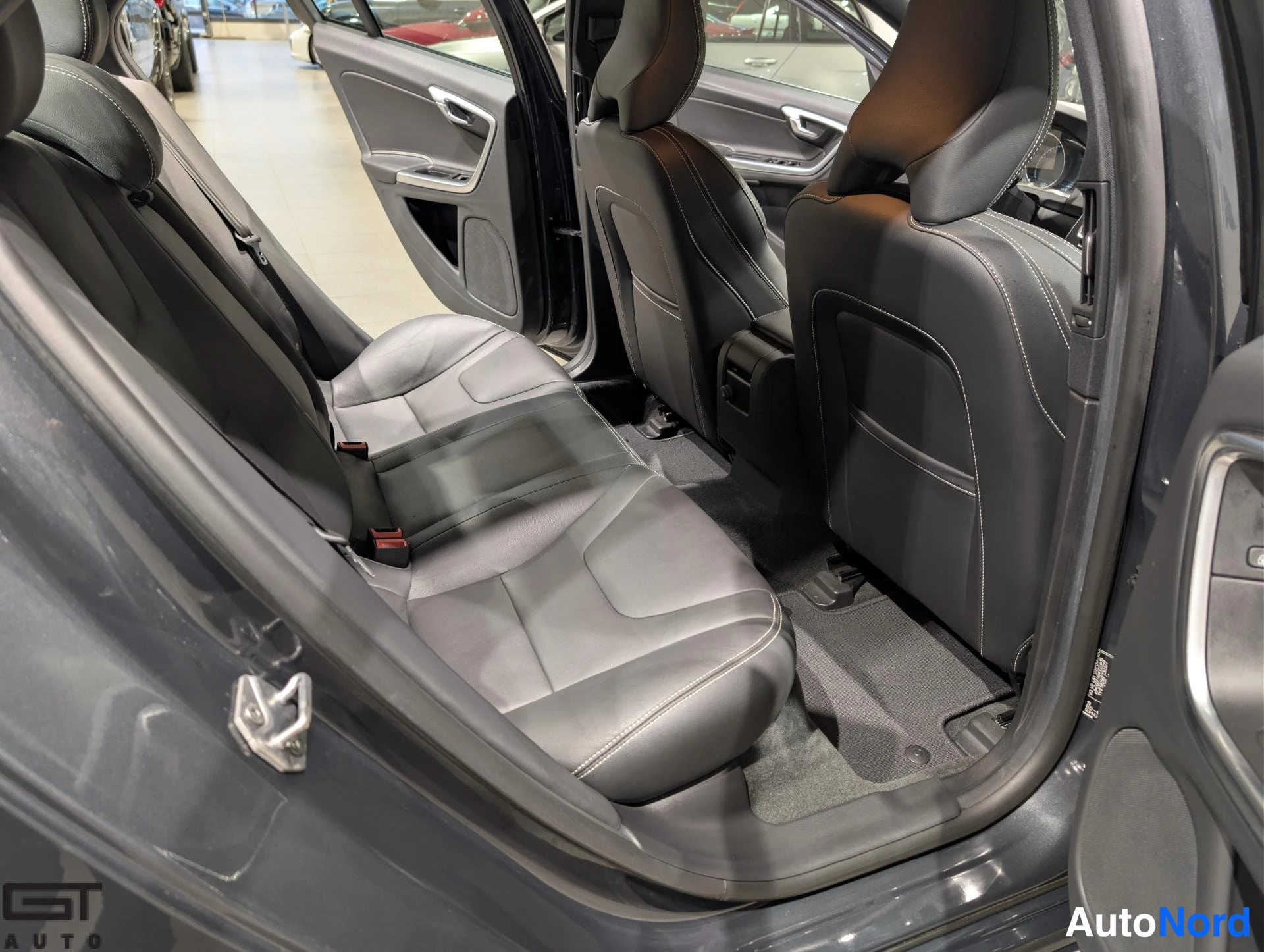 Harmaa Volvo S60 2015, takaistuimet, kuva 16