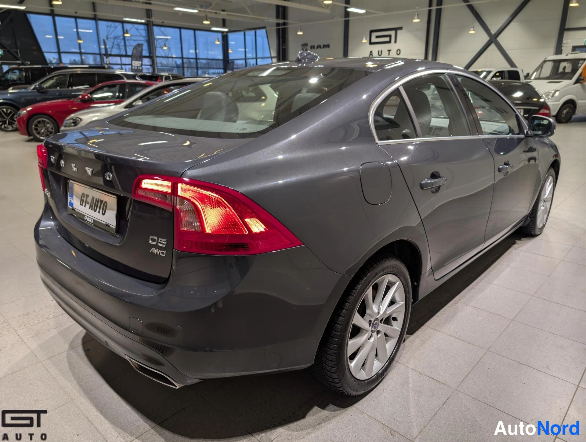 Harmaa Volvo S60 2015, takaviisto, kuva 8