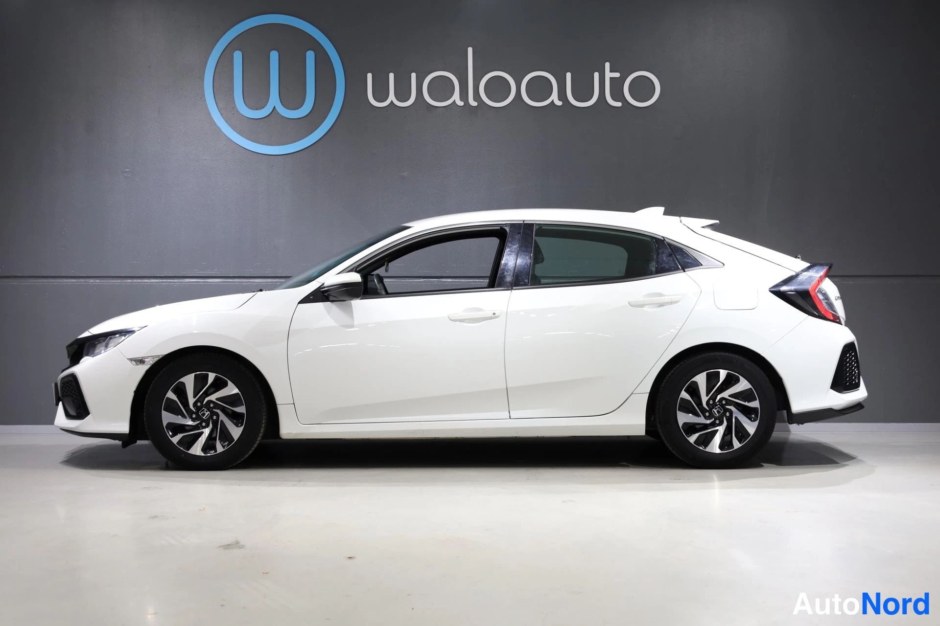 Valkoinen Honda Civic 2019, sivulta, kuva 4
