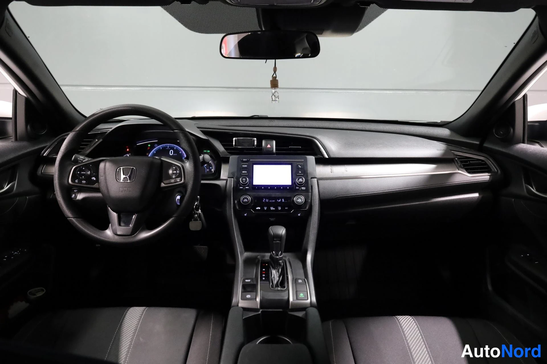 Valkoinen Honda Civic 2019, ohjaamo, kuva 10