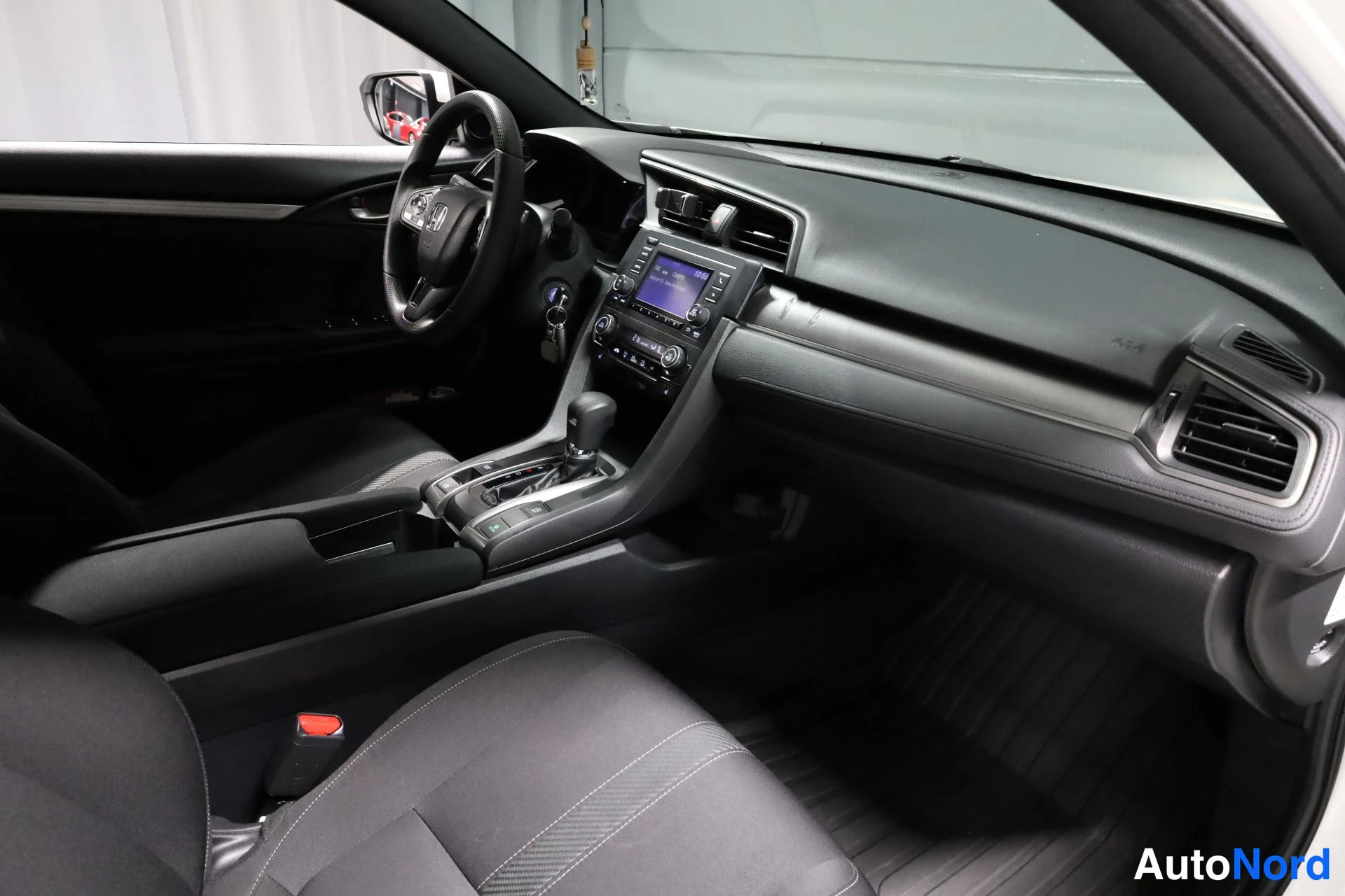 Valkoinen Honda Civic 2019, ohjaamo, kuva 11