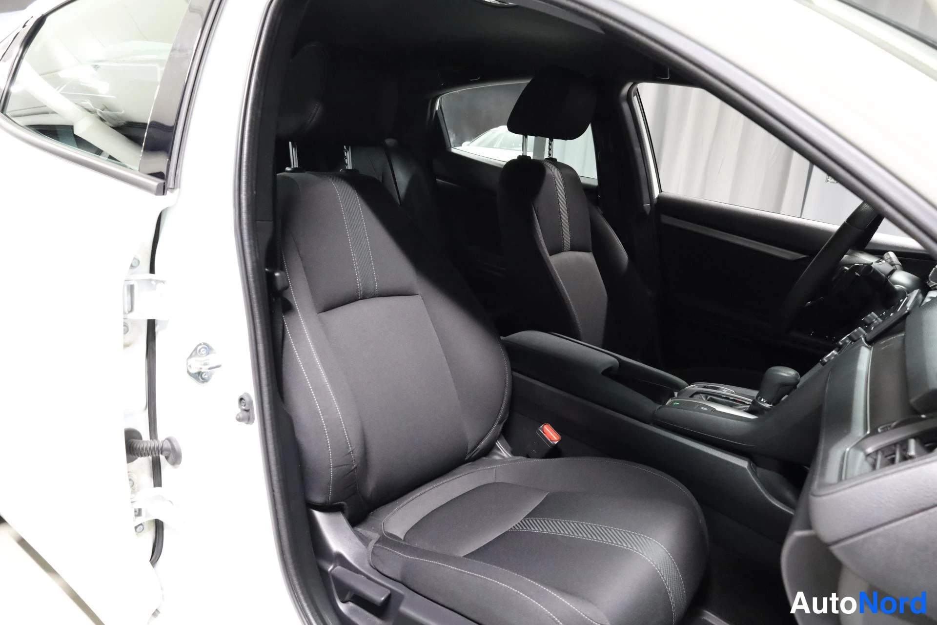 Valkoinen Honda Civic 2019, etuistuimet, kuva 14