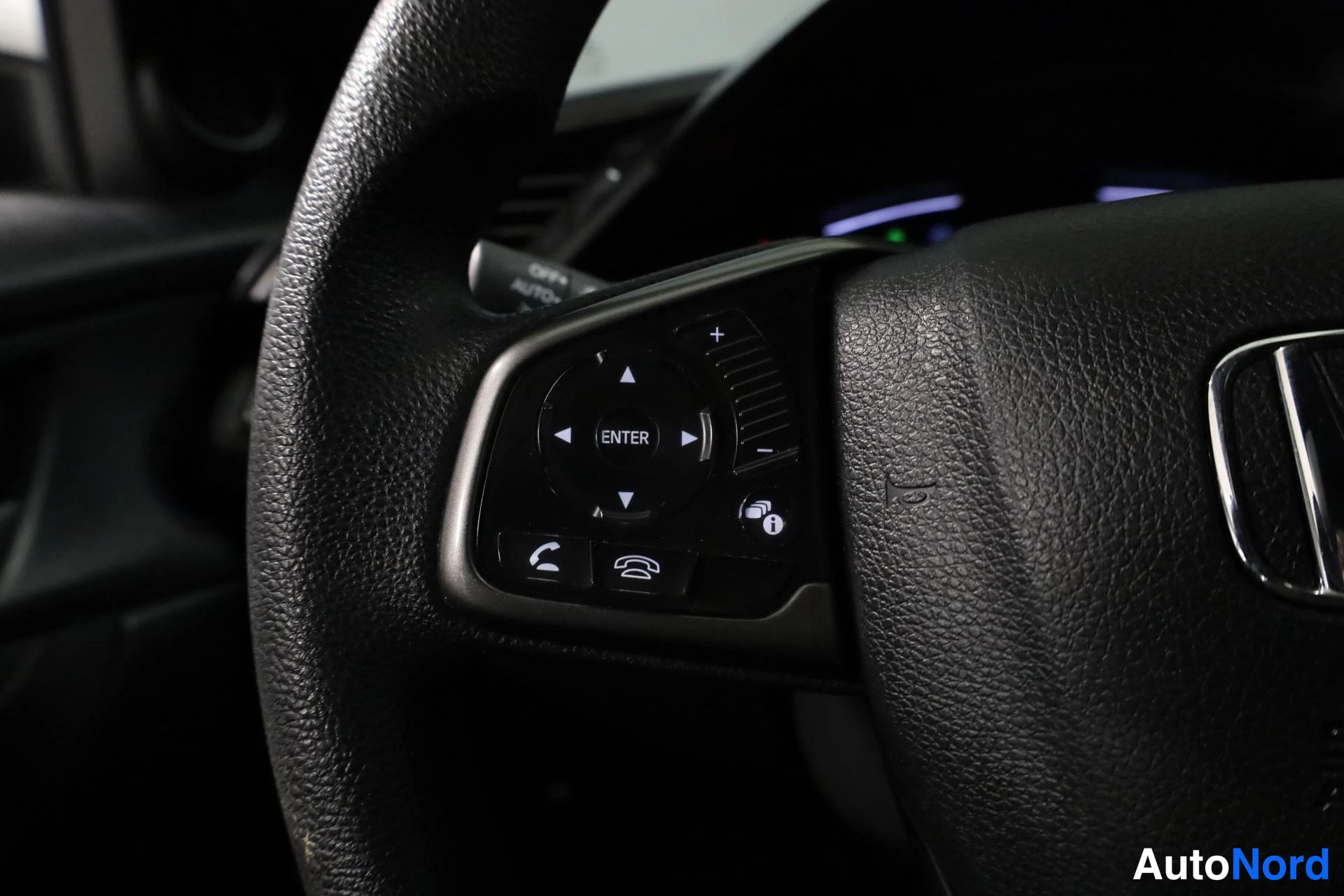 Valkoinen Honda Civic 2019, yksityiskohta, kuva 16