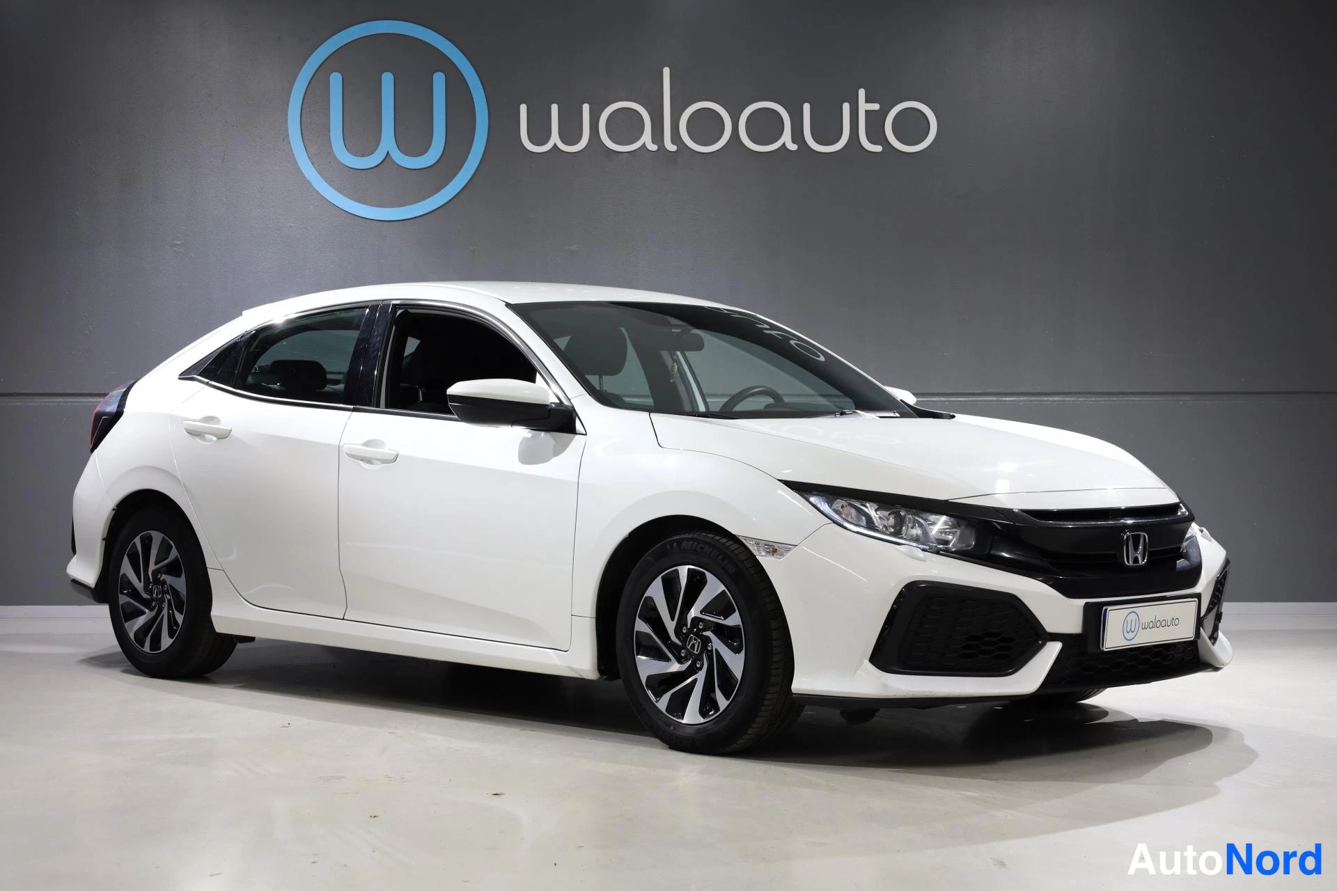 Valkoinen Honda Civic 2019, etuviisto, keula oikealle, kuva 2