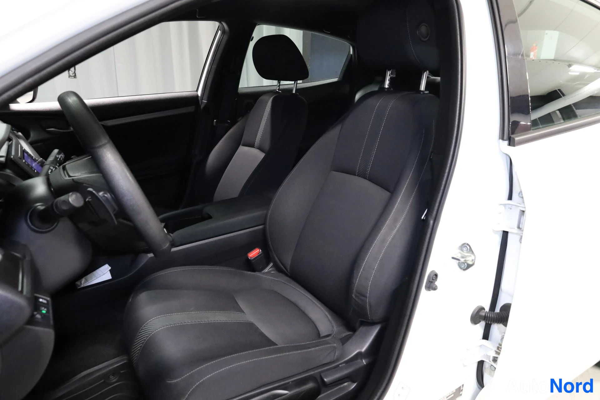 Valkoinen Honda Civic 2019, etuistuimet, kuva 13
