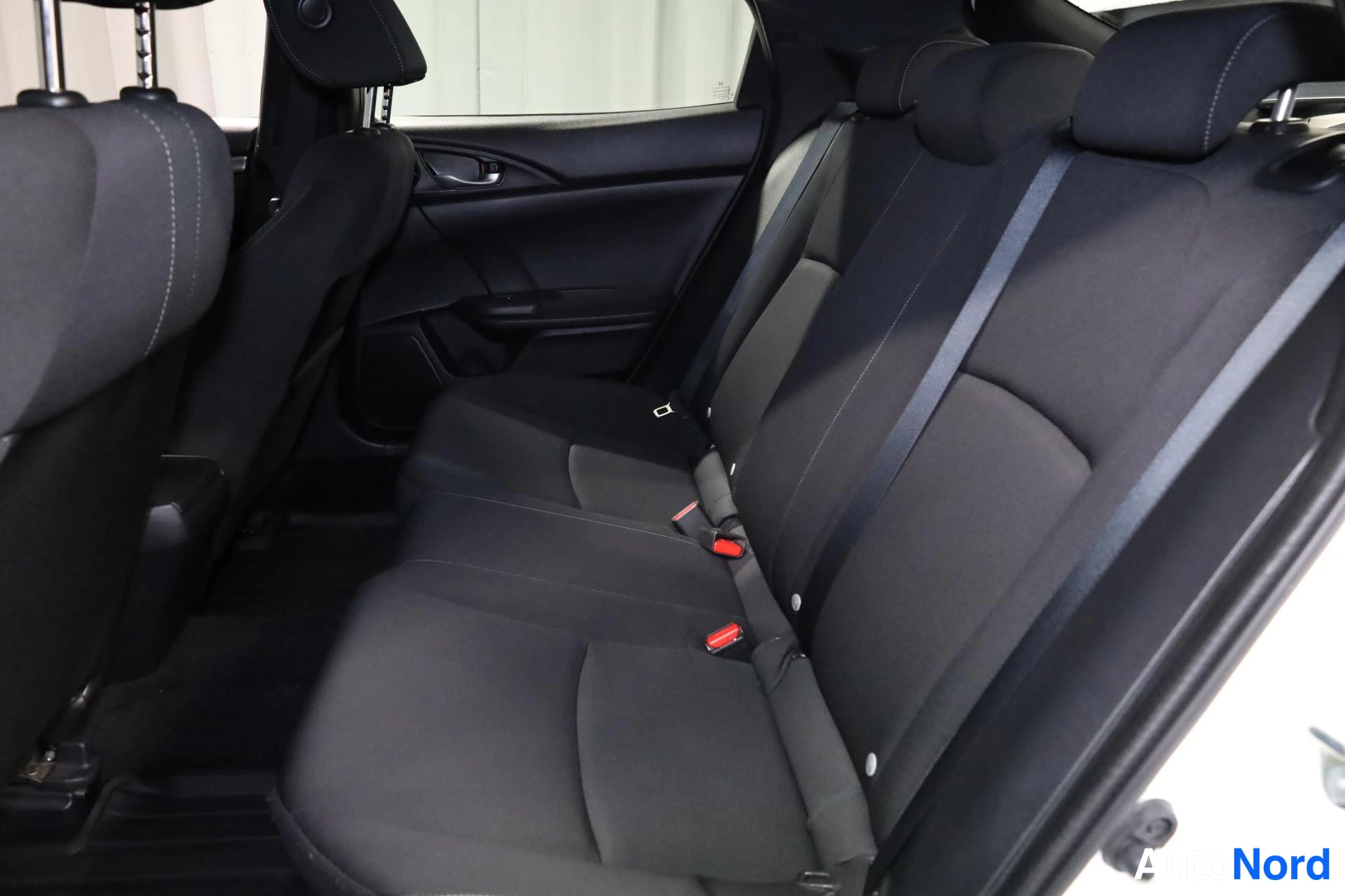 Valkoinen Honda Civic 2019, takaistuimet, kuva 15