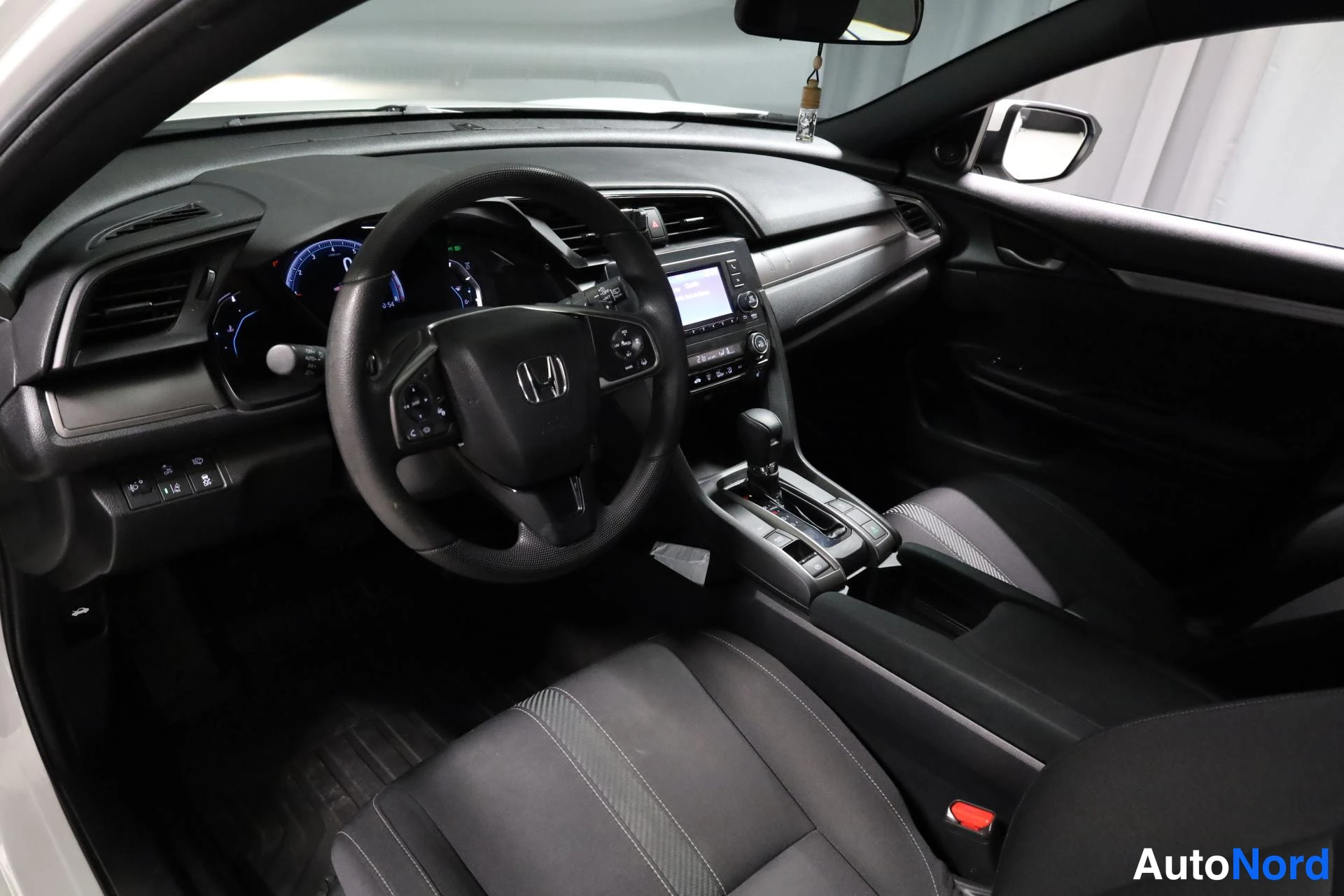 Valkoinen Honda Civic 2019, ohjaamo, kuva 9