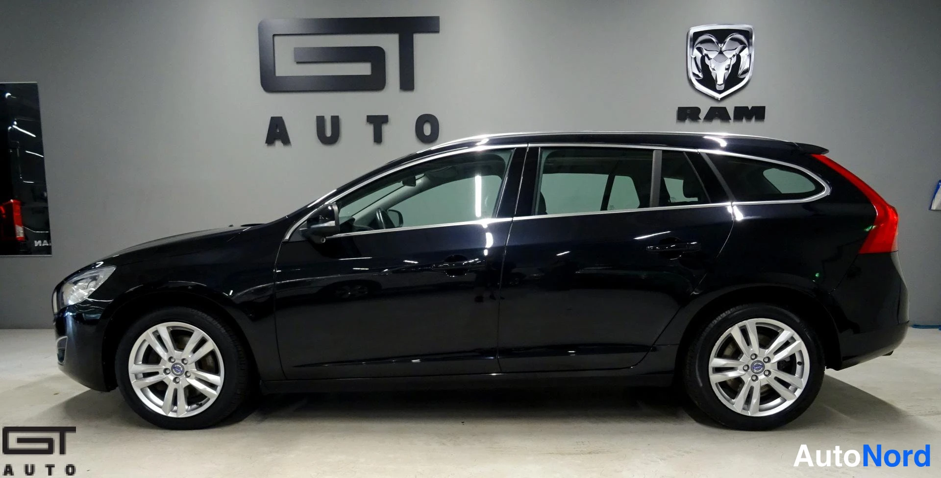 Musta Volvo V60 2012, sivulta, kuva 5