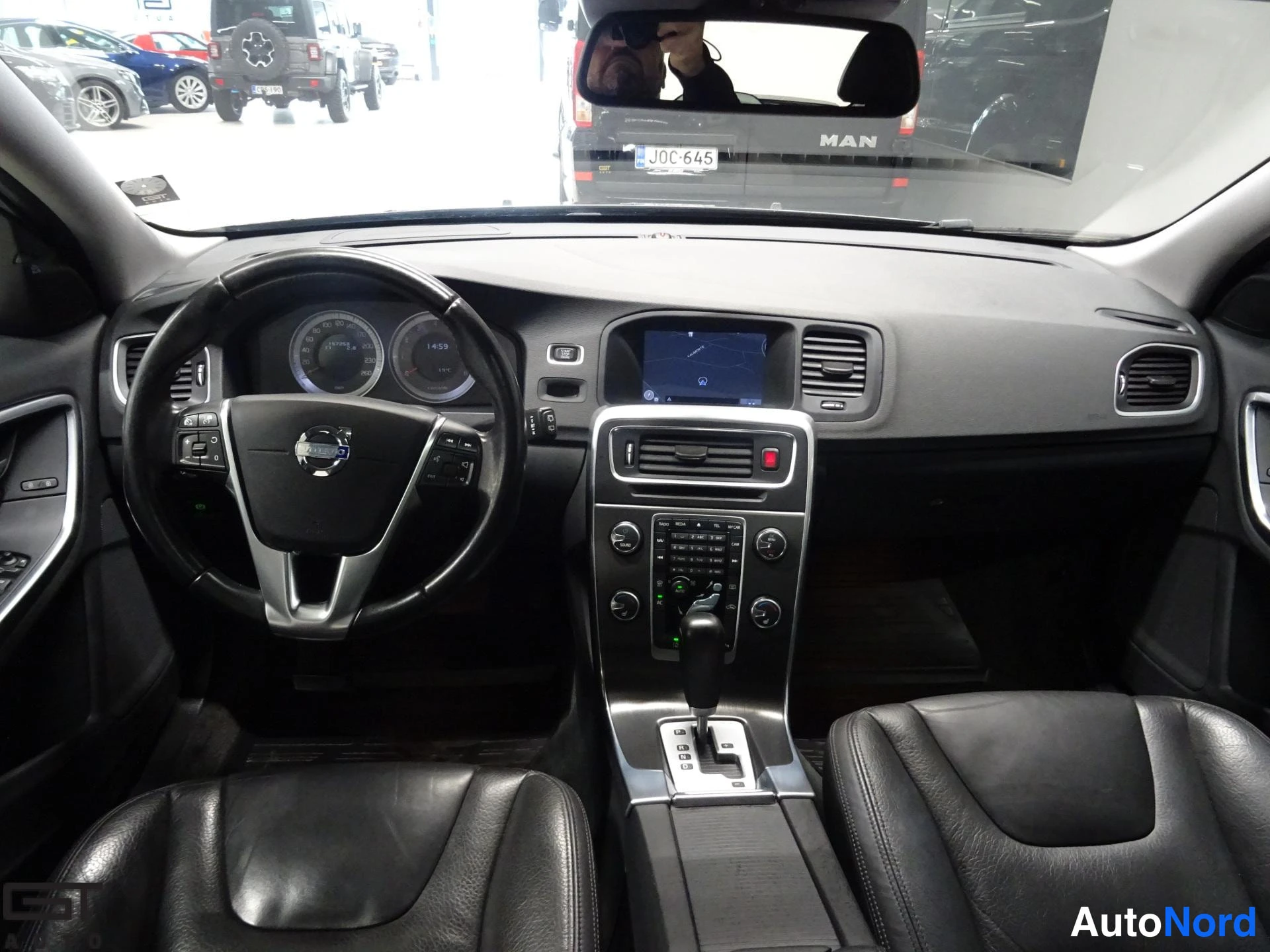 Musta Volvo V60 2012, ohjaamo, kuva 10