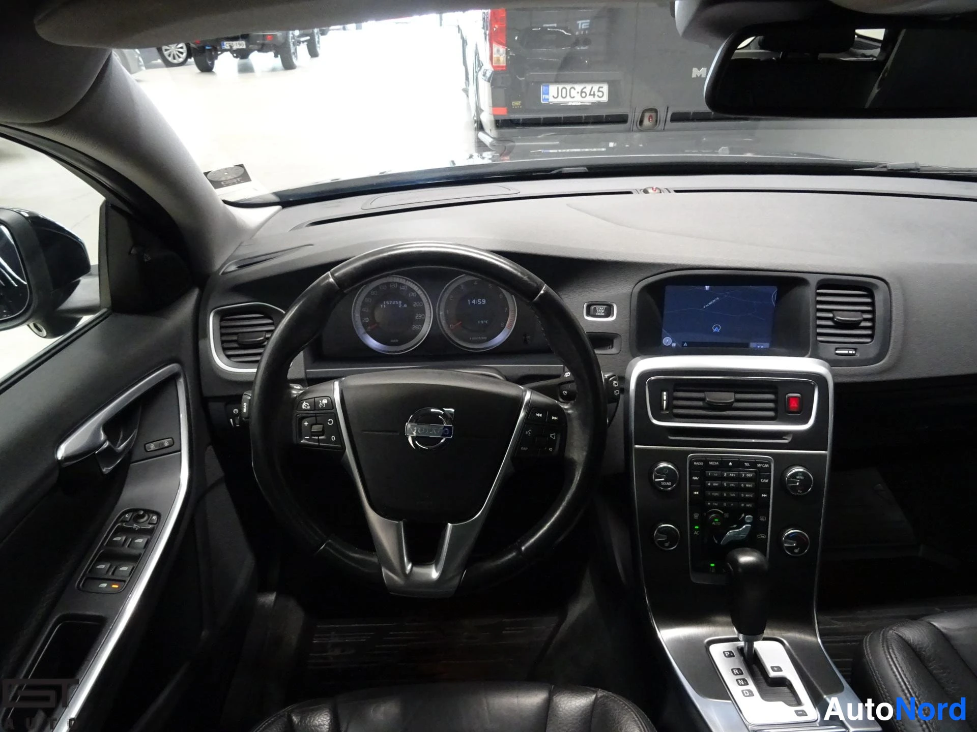 Musta Volvo V60 2012, ohjaamo, kuva 12