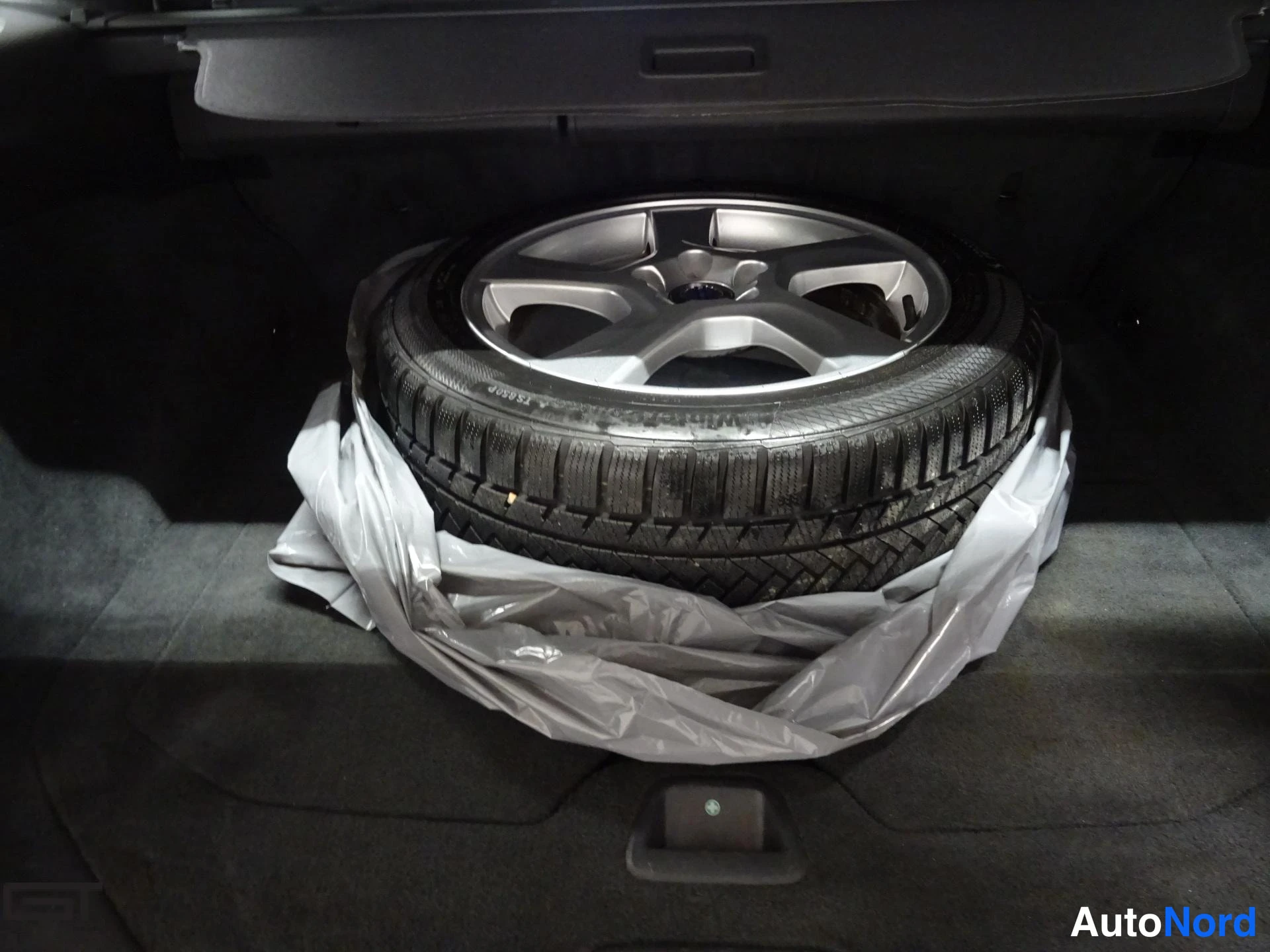 Musta Volvo V60 2012, tavaratila, kuva 16