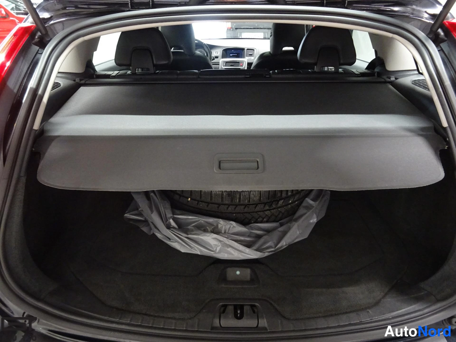 Musta Volvo V60 2012, tavaratila, kuva 17
