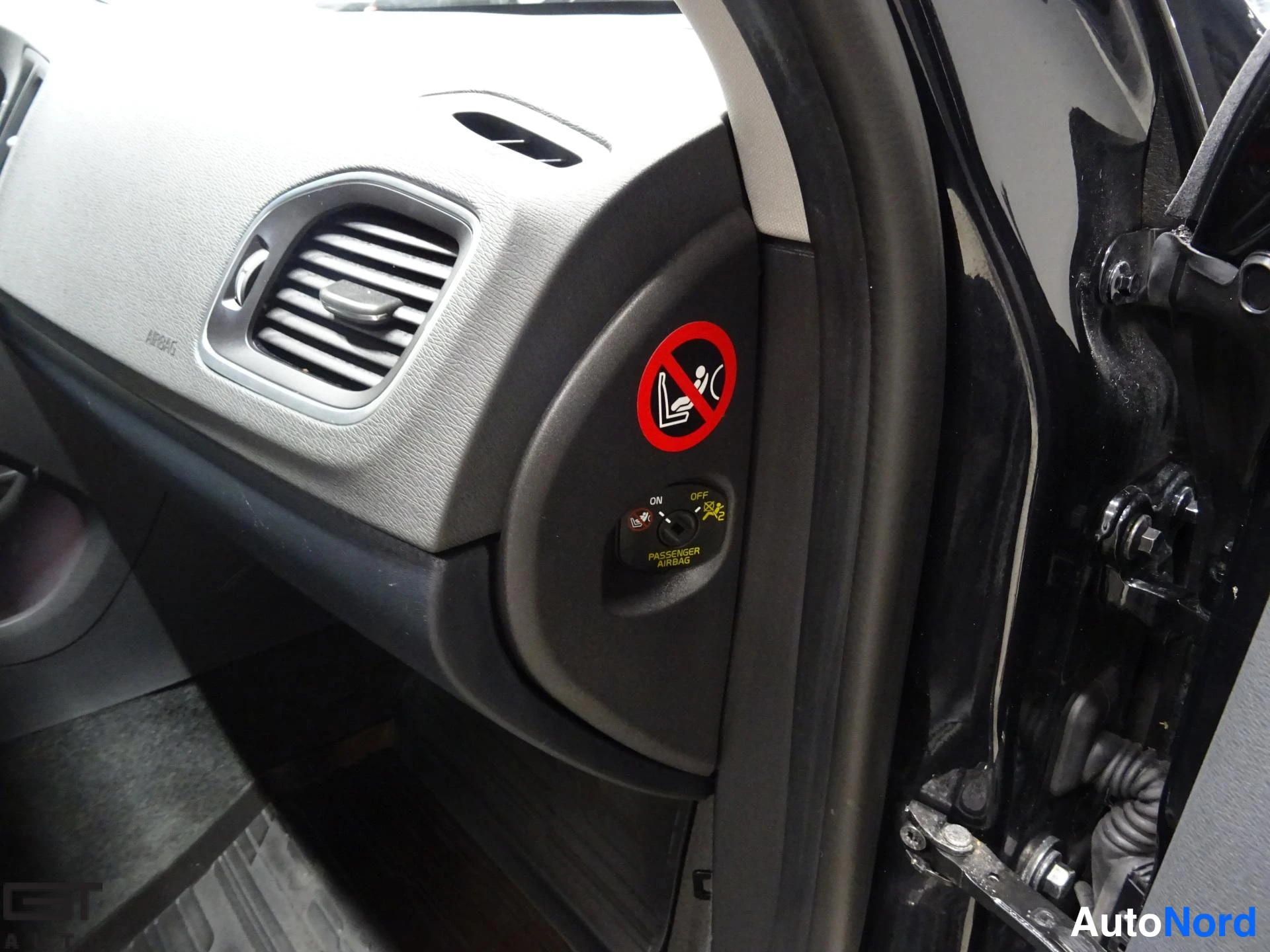 Musta Volvo V60 2012, yksityiskohta, kuva 19
