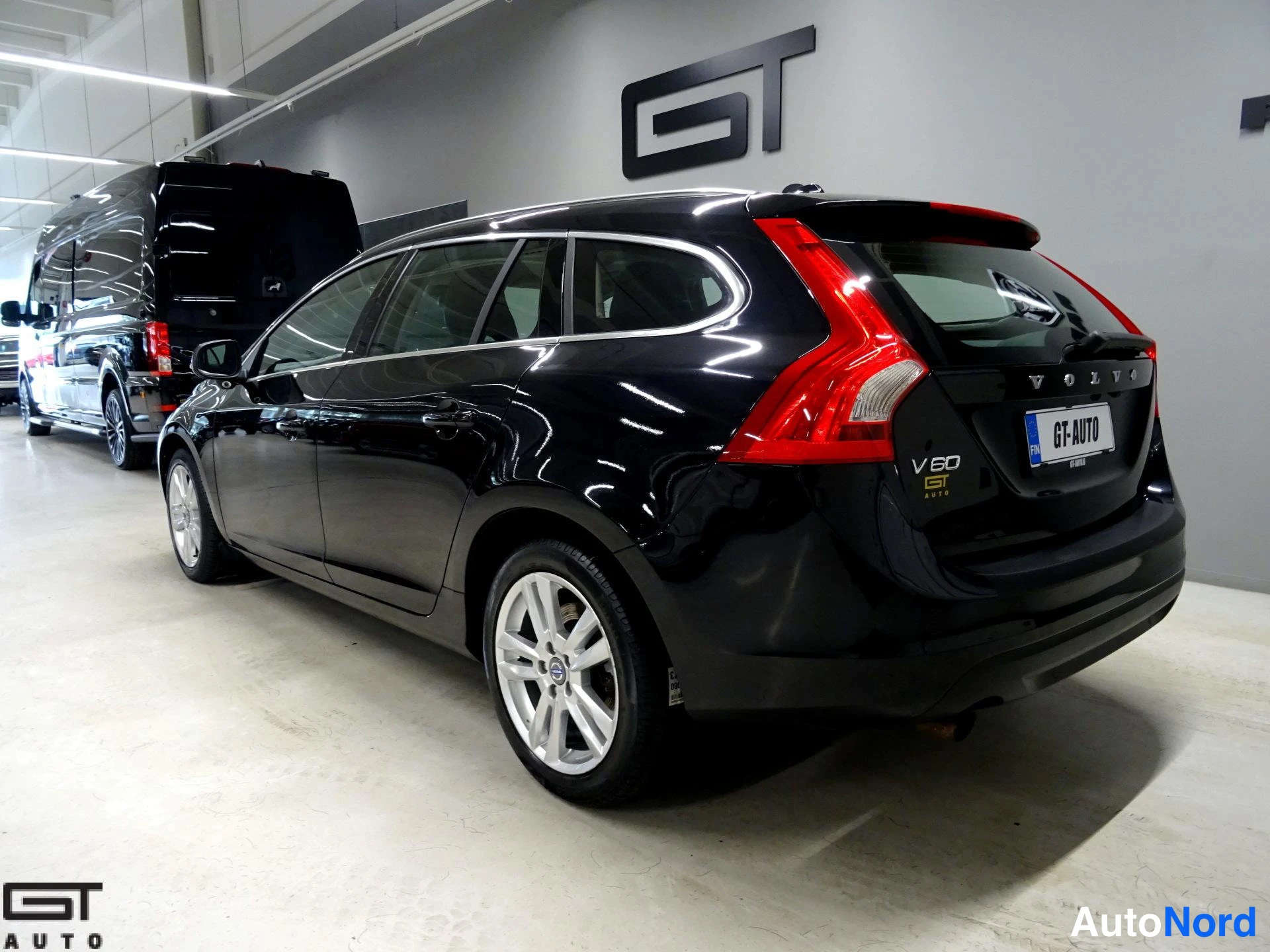 Musta Volvo V60 2012, takaviisto, kuva 7