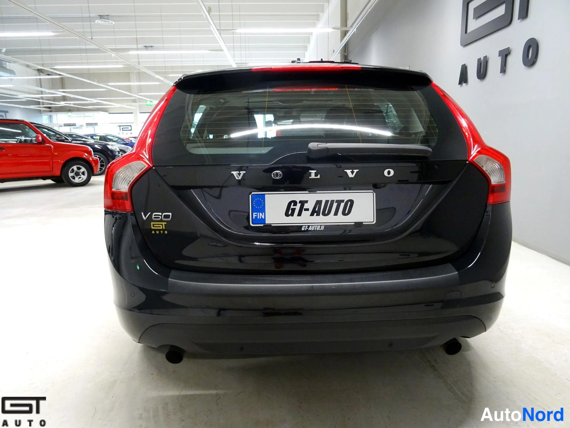 Musta Volvo V60 2012, takaa, kuva 8