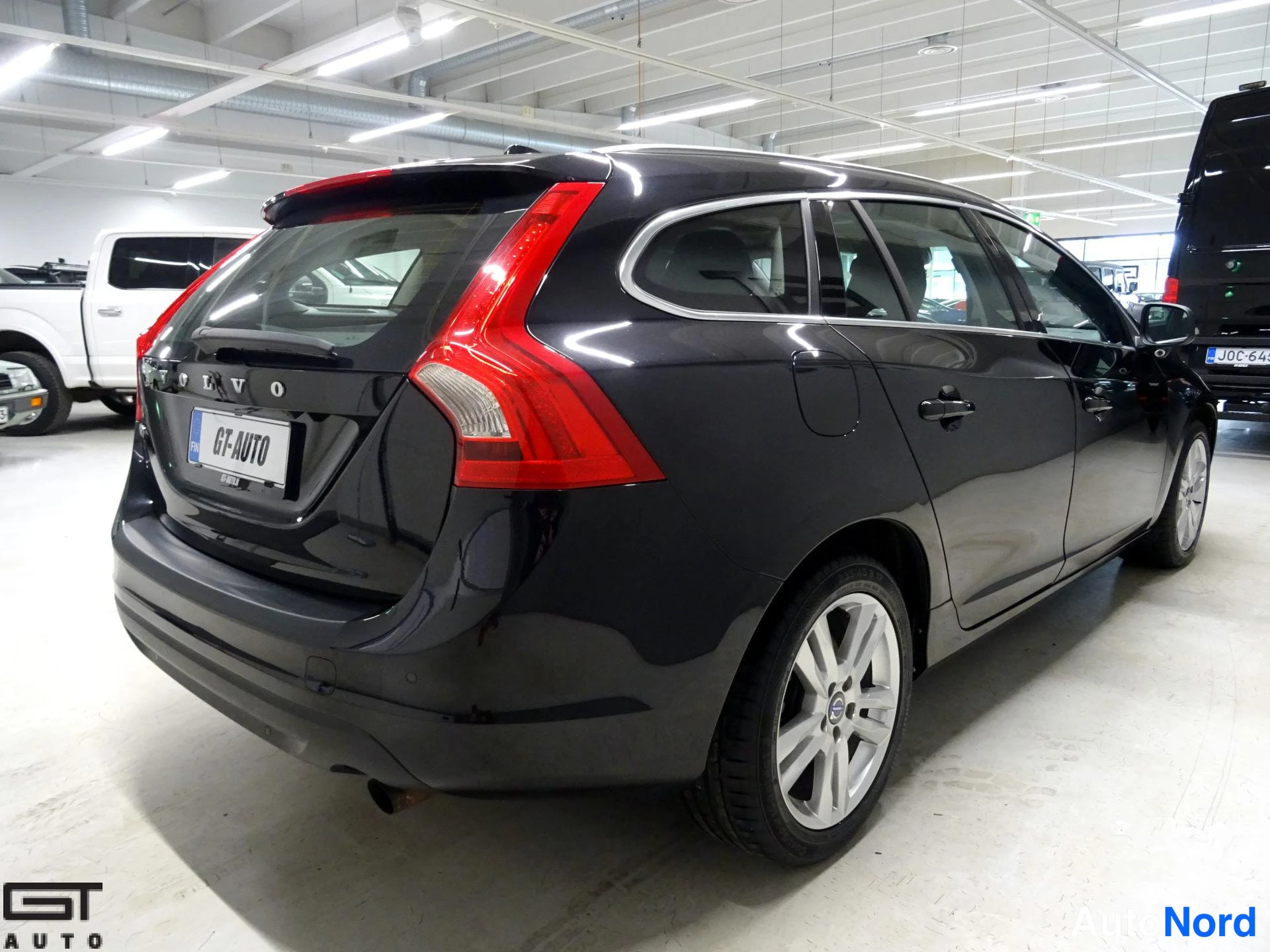 Musta Volvo V60 2012, takaviisto, kuva 6