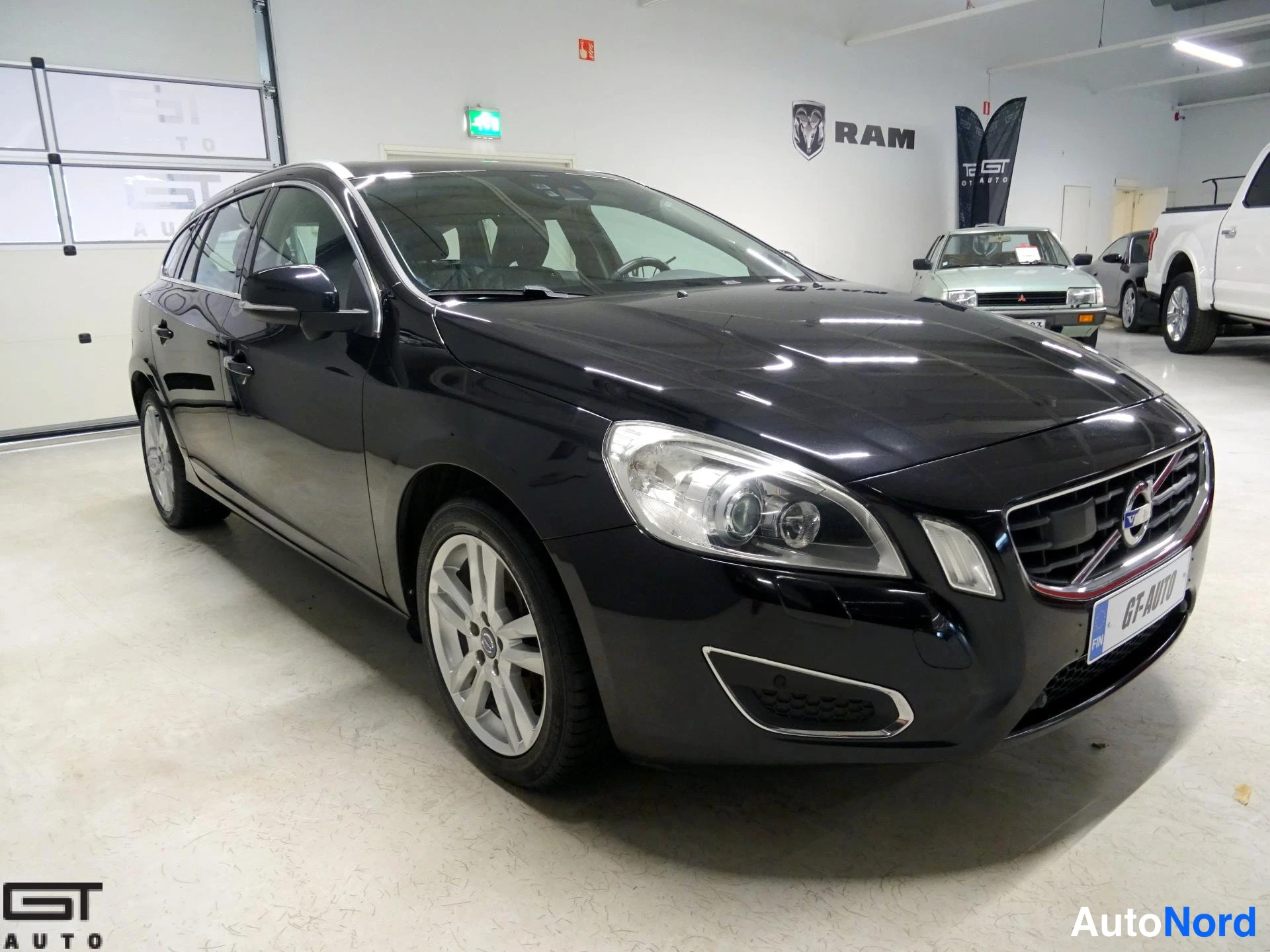 Musta Volvo V60 2012, etuviisto, keula oikealle, kuva 3