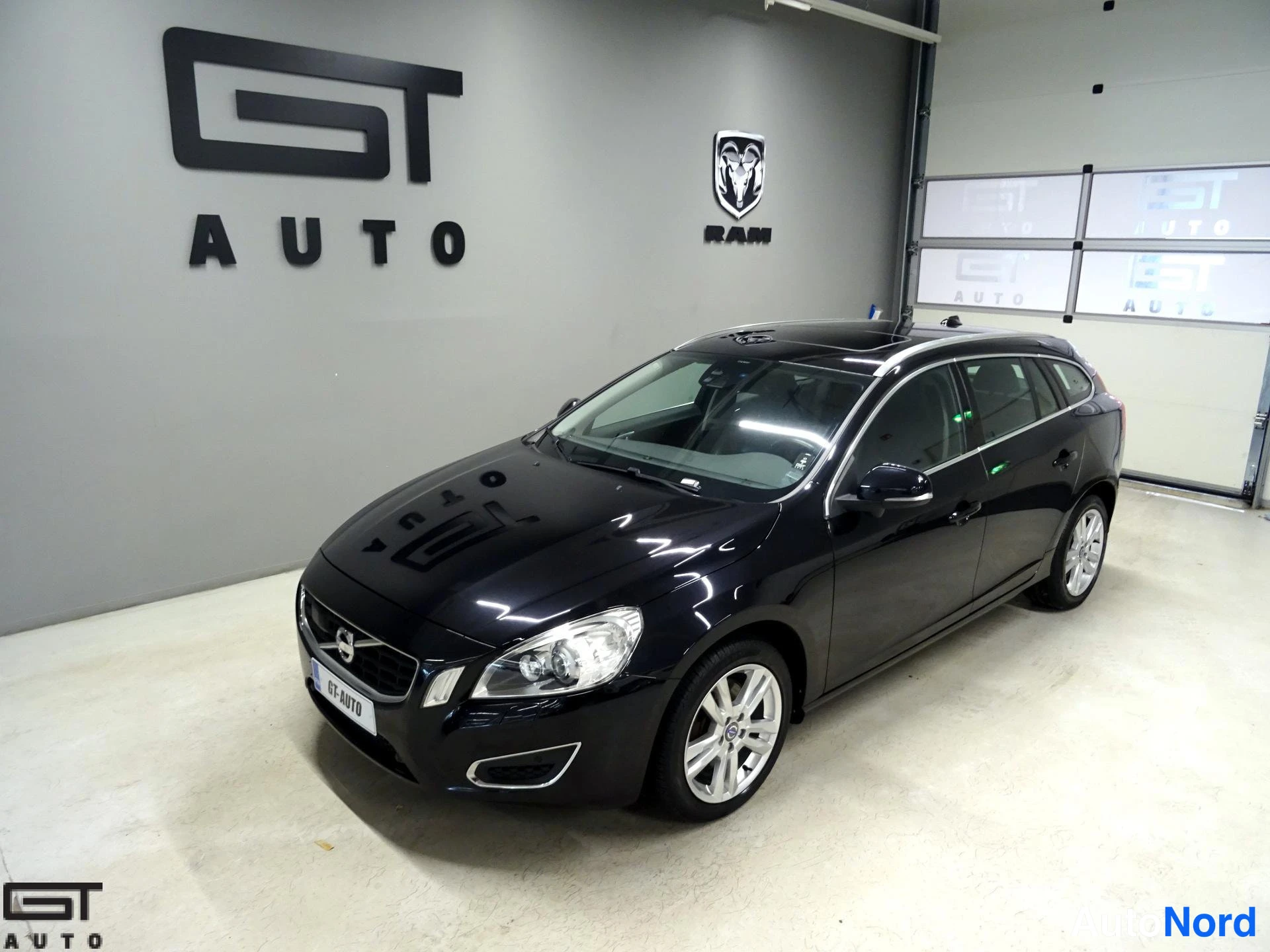 Musta Volvo V60 2012, etuviisto, keula vasemmalle, kuva 2