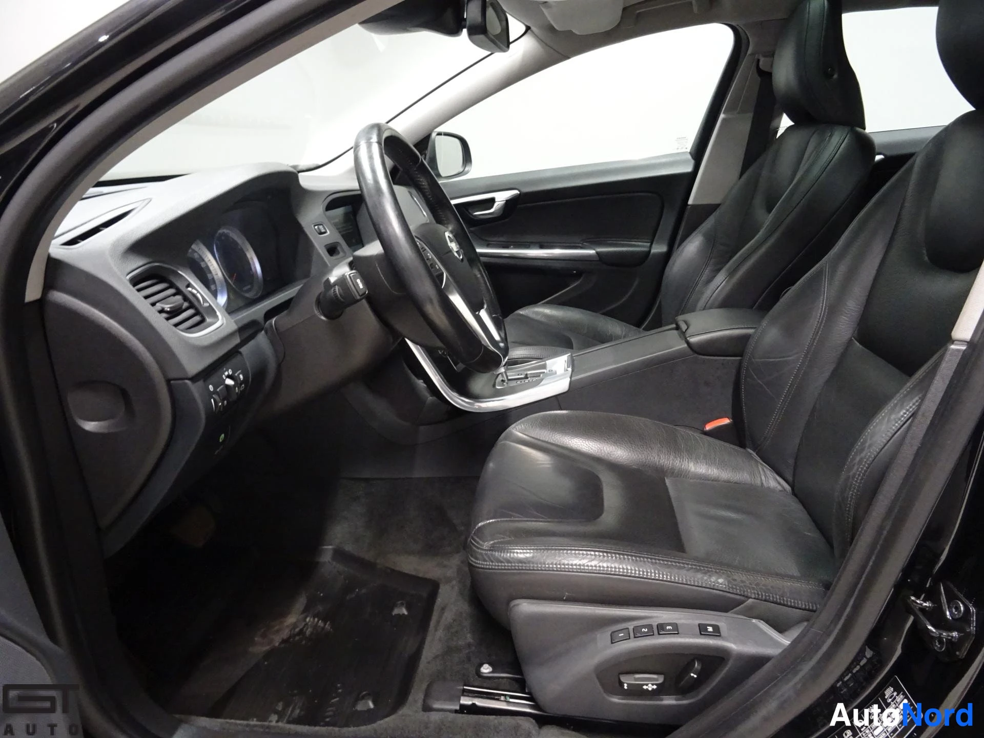 Musta Volvo V60 2012, etuistuimet, kuva 13