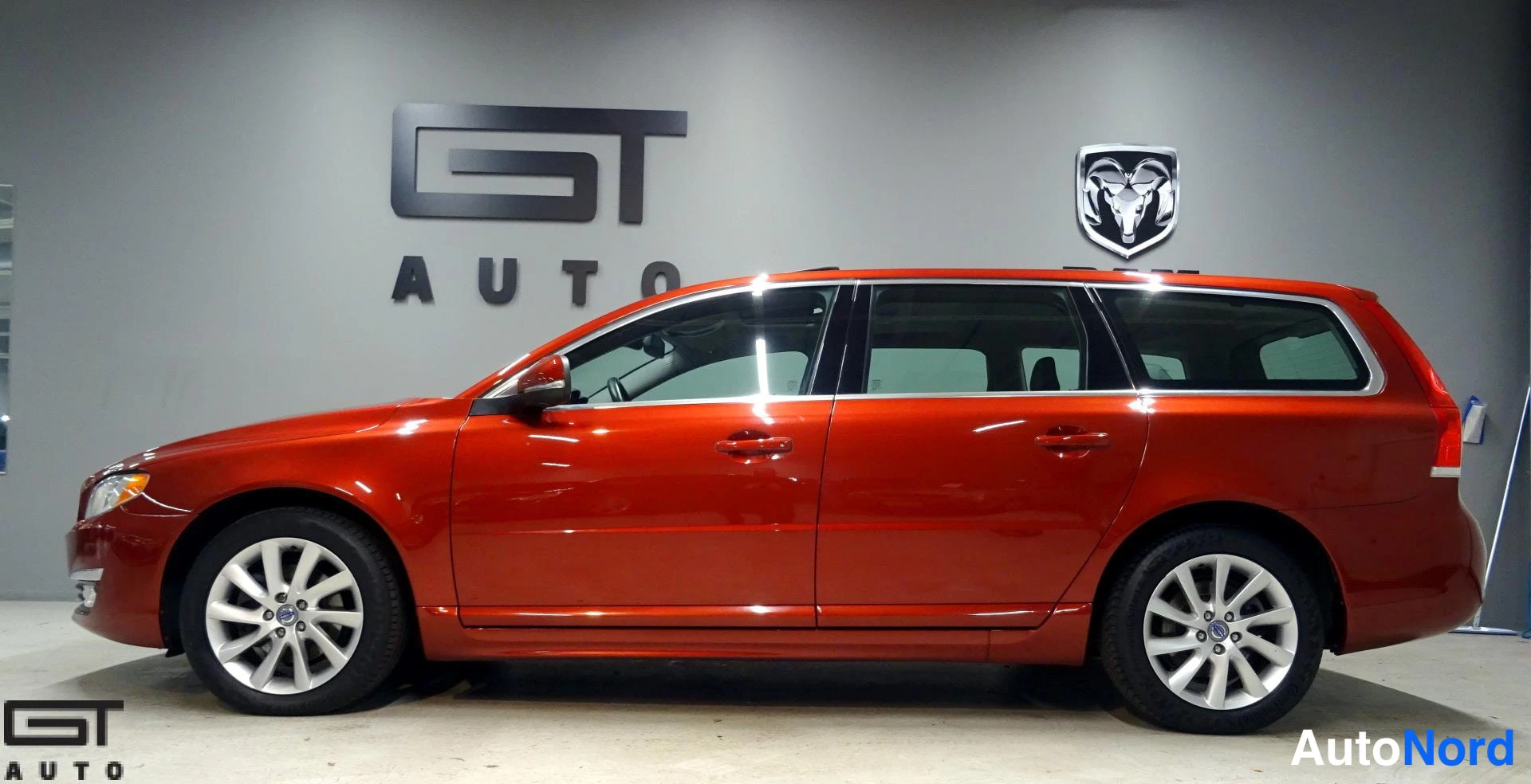 Punainen Volvo V70 2014, sivulta, kuva 5