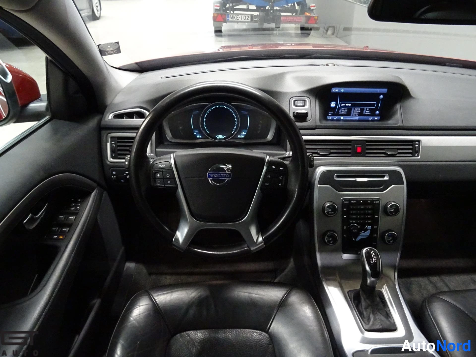 Punainen Volvo V70 2014, ohjaamo, kuva 9