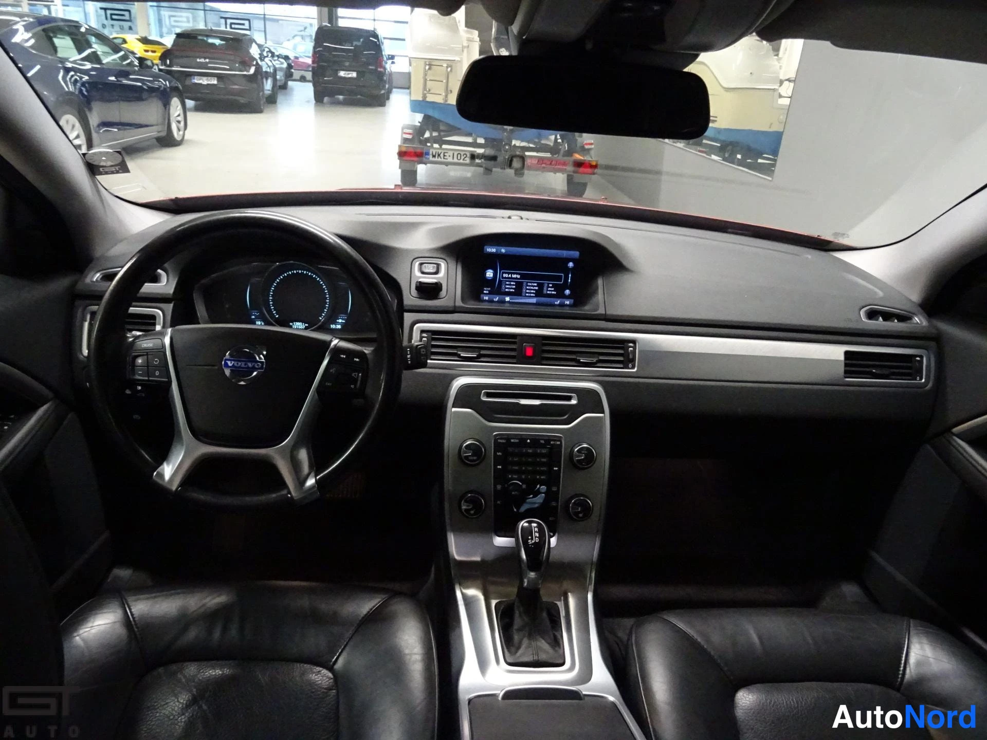 Punainen Volvo V70 2014, ohjaamo, kuva 12