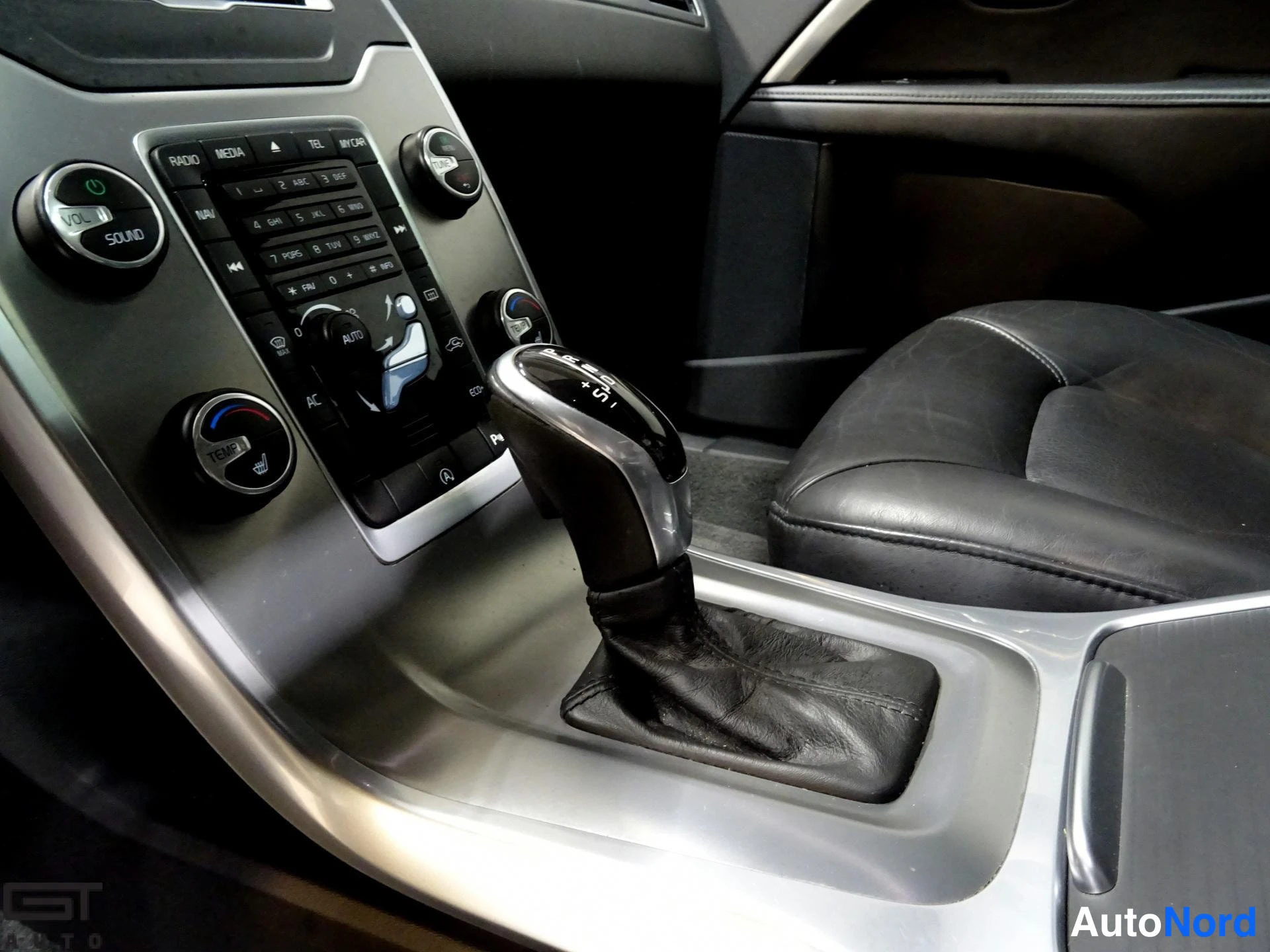 Punainen Volvo V70 2014, yksityiskohta, kuva 24