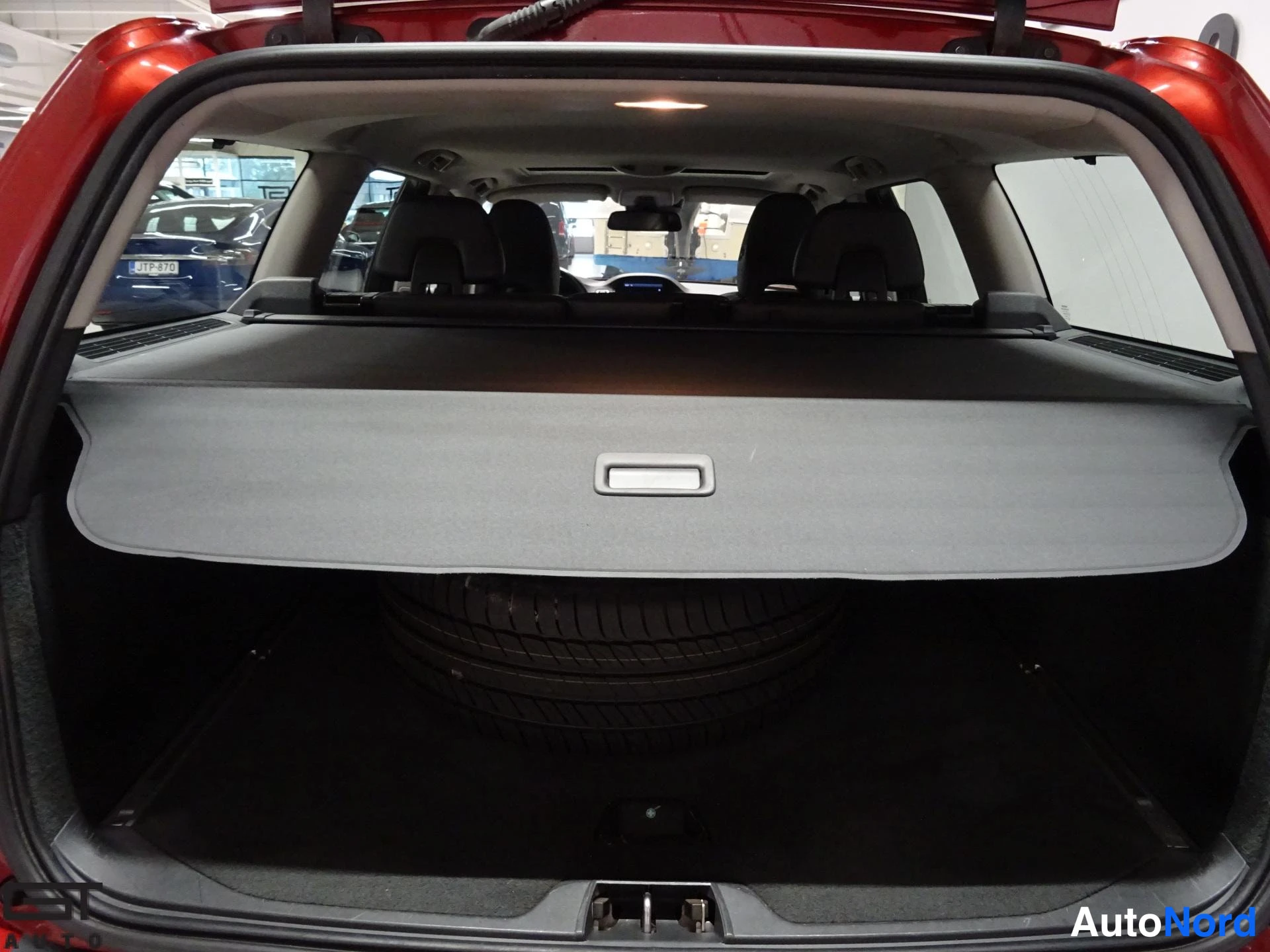 Punainen Volvo V70 2014, tavaratila, kuva 17