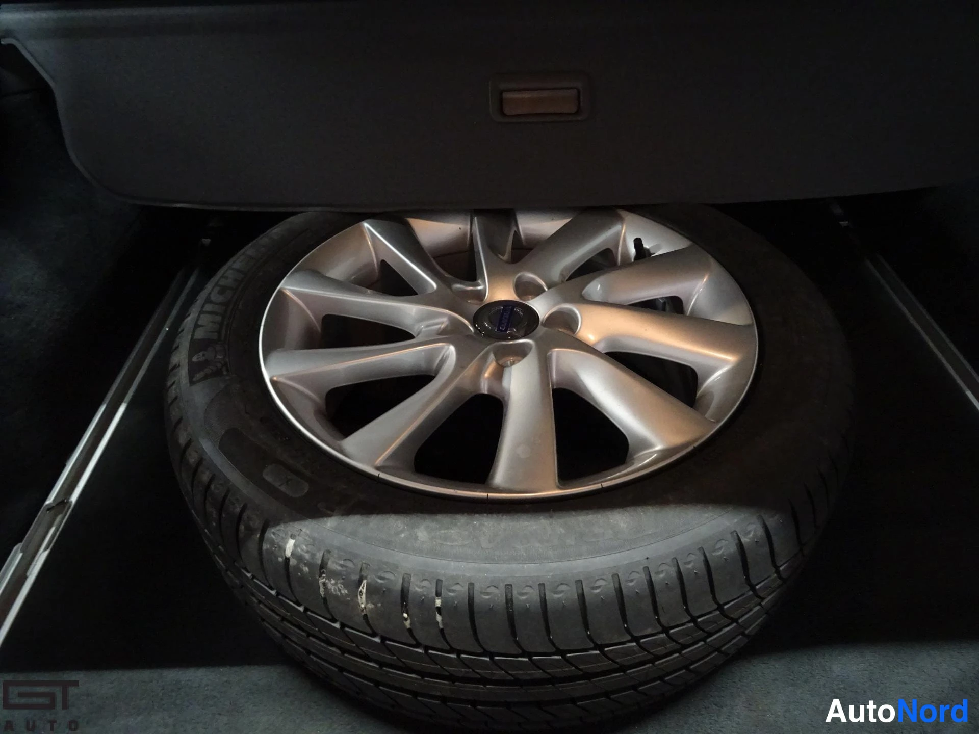 Punainen Volvo V70 2014, yksityiskohta, kuva 22
