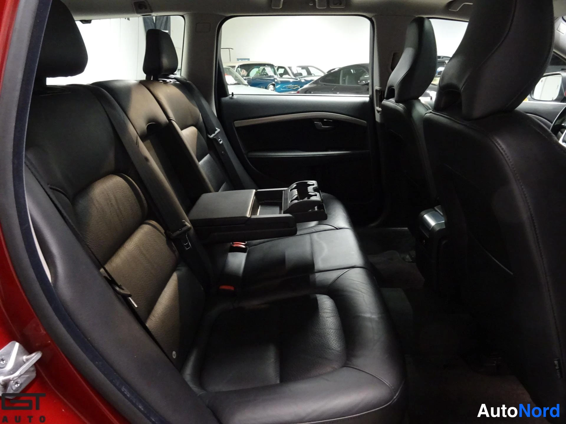 Punainen Volvo V70 2014, takaistuimet, kuva 16